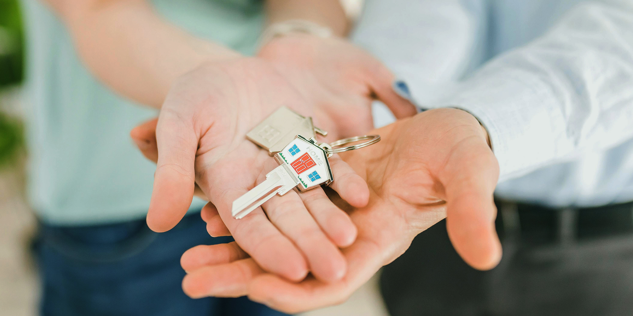 Une paire de clés de maison entre les mains d'un couple | Source : pexels.com/rdne