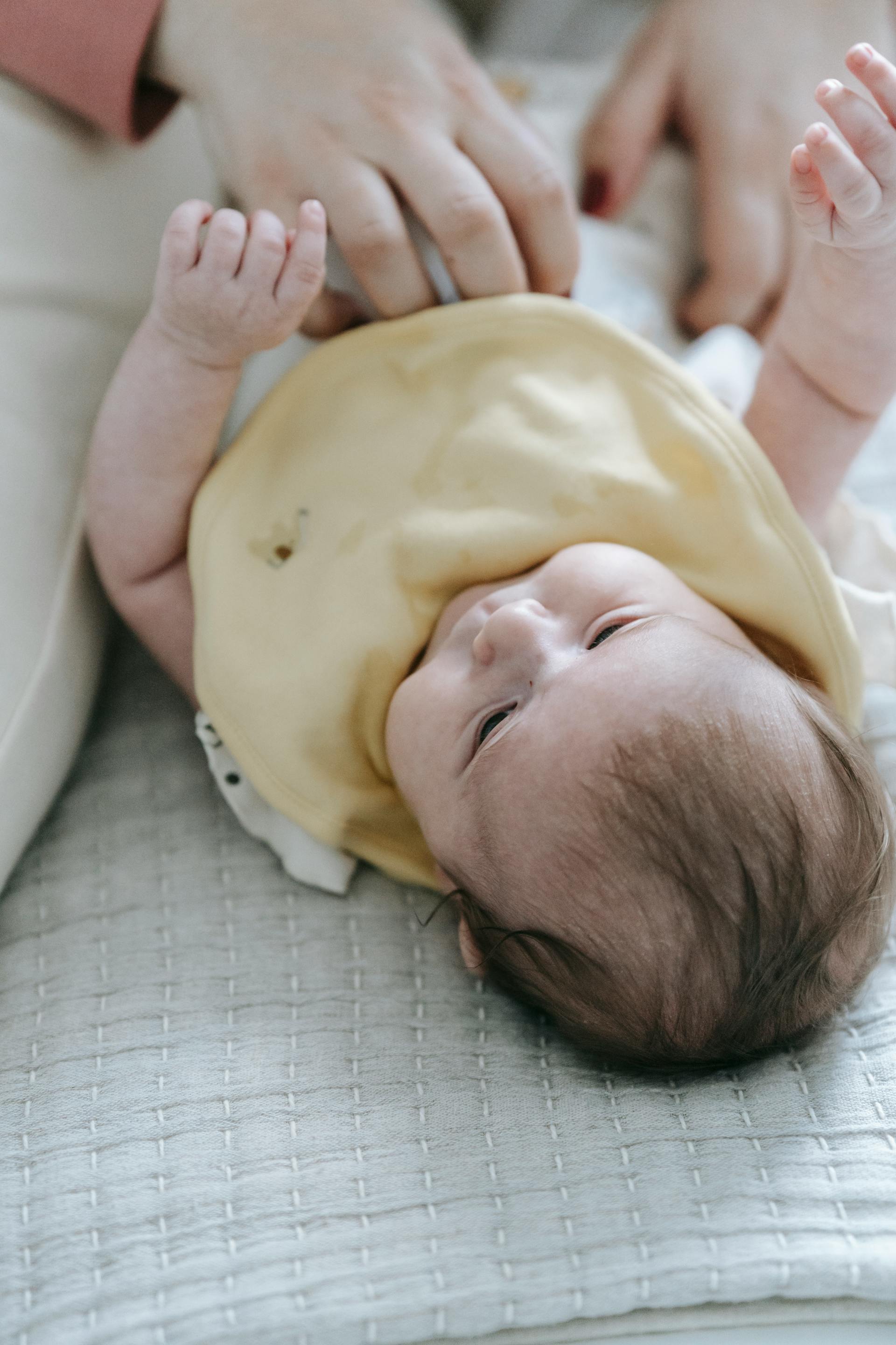 Une femme change la couche d'un bébé | Source : Pexels