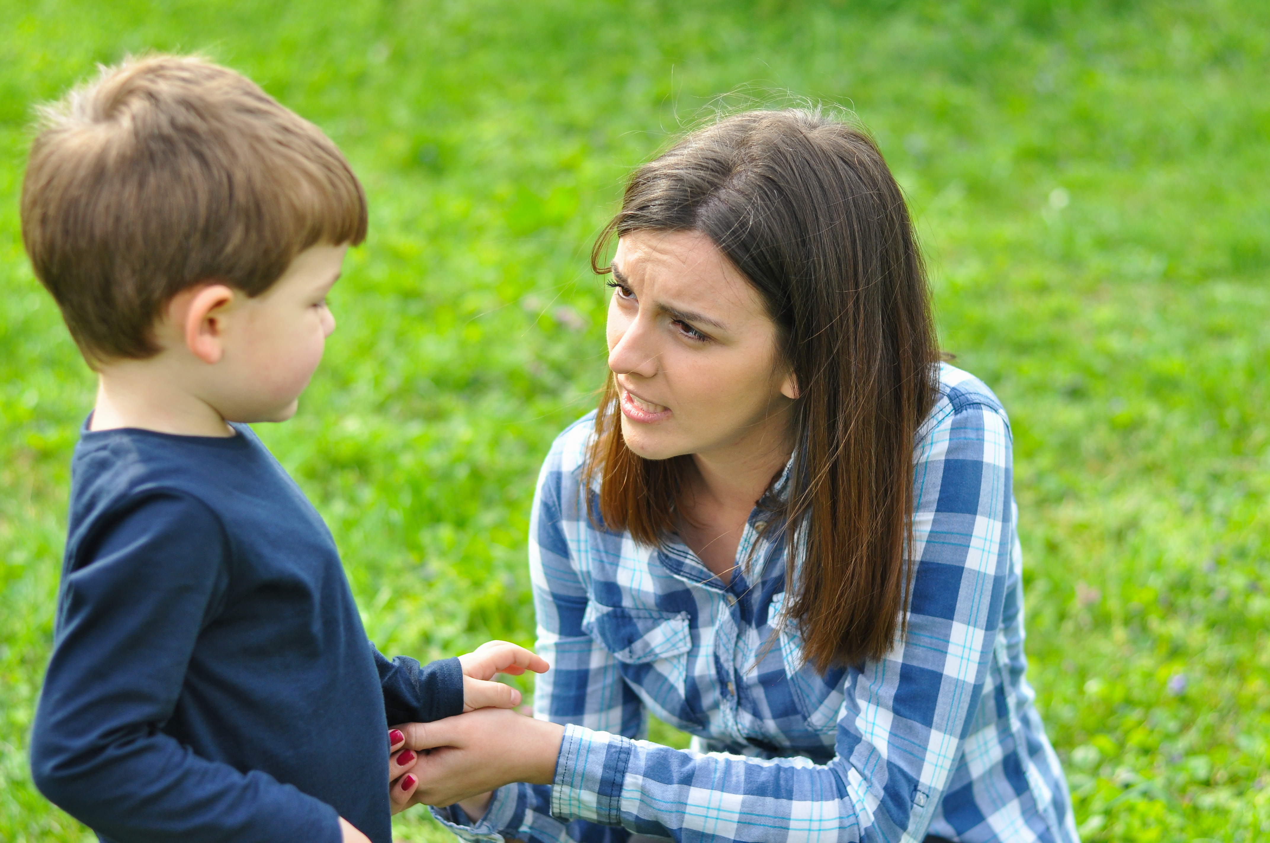 Une femme qui parle à un petit garçon | Source : Shutterstock