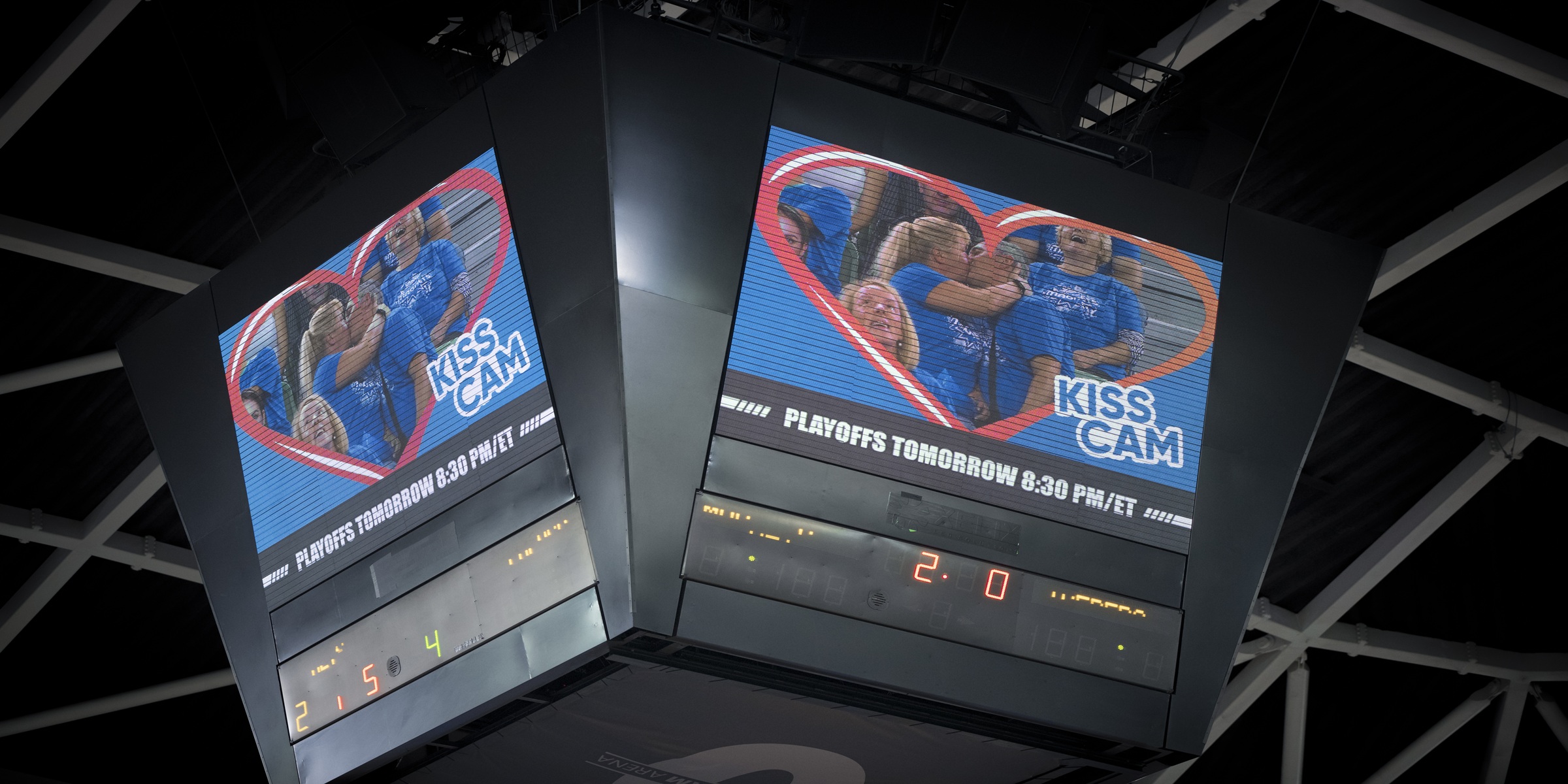 Un couple qui s'embrasse sur une Kiss Cam | Source : Getty Images