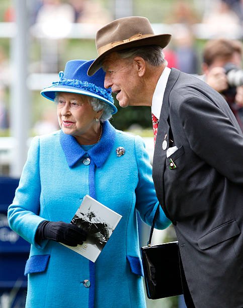Sir Michael Oswald et la reine d'Angleterre| Photo: Getty Image