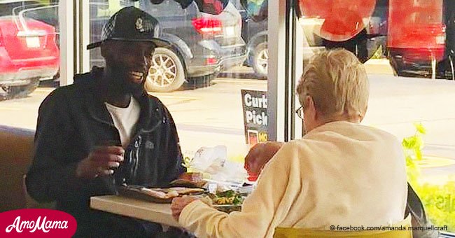 Une histoire touchante derrière une photo virale d'une femme âgée et d'un jeune homme partageant un repas ensemble