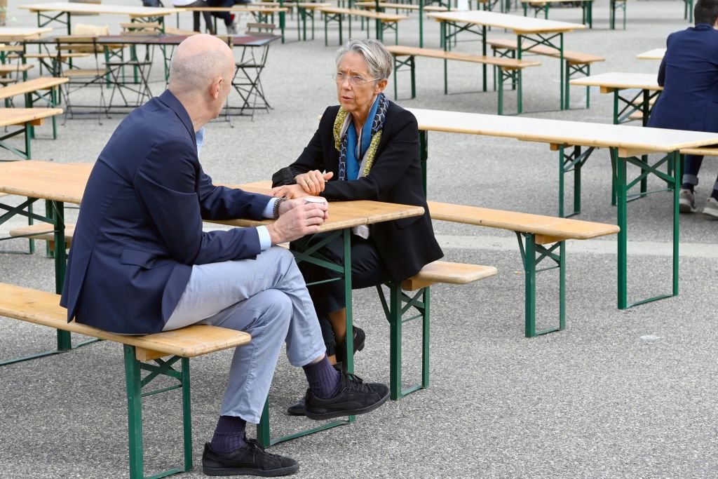 La ministre Elisabeth Borne discute avec un homme pendant l'université d'été appelée "Campus 2021" organisée par le parti présidentiel LREM (La République en Marche) à Avignon, dans le sud de la France, le 3 octobre 2021. | Photo : Getty Images