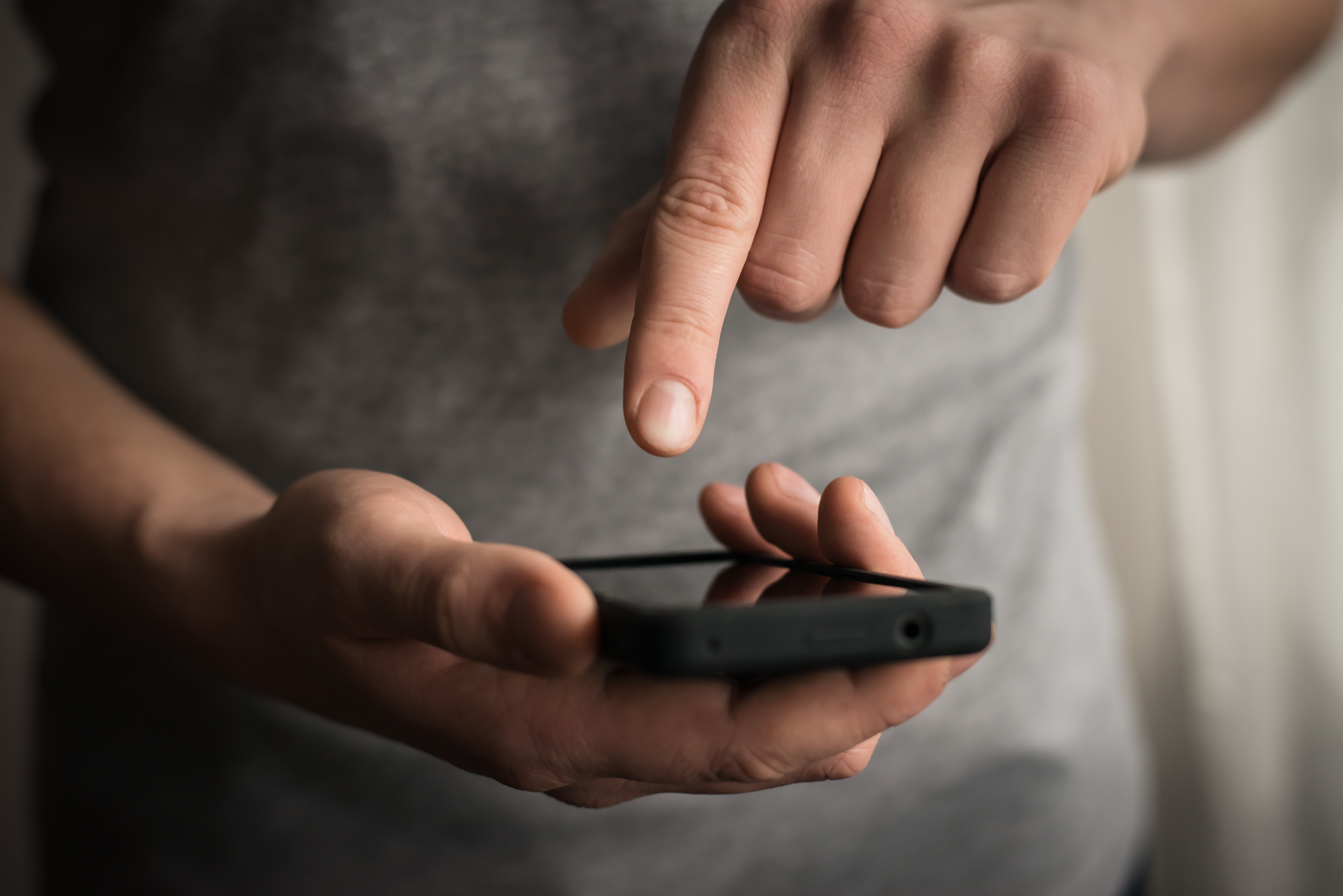 Un homme utilisant un téléphone portable | Source : Shutterstock