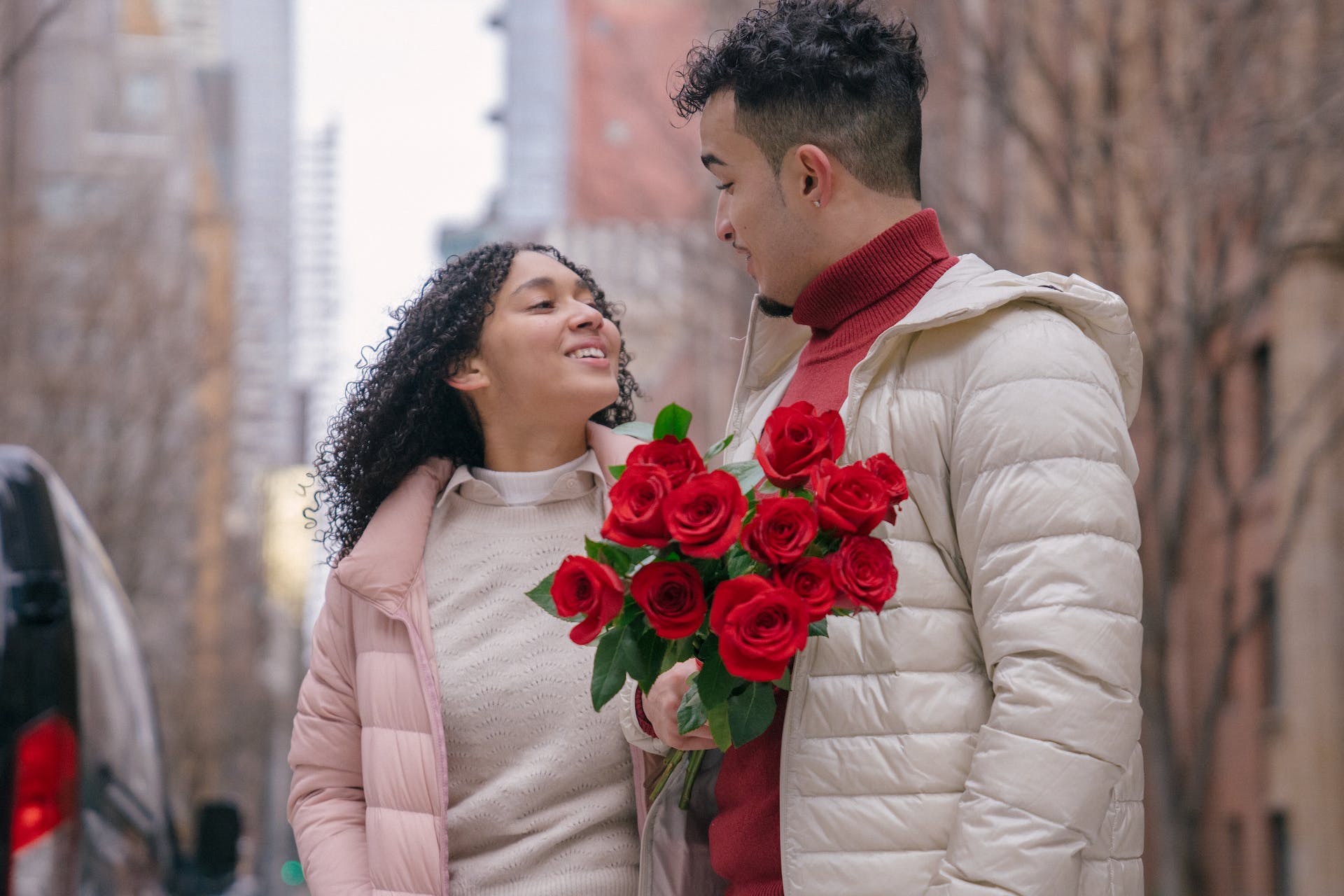 Homme tenant des roses rouges pour son amoureuse | Source : Pexels