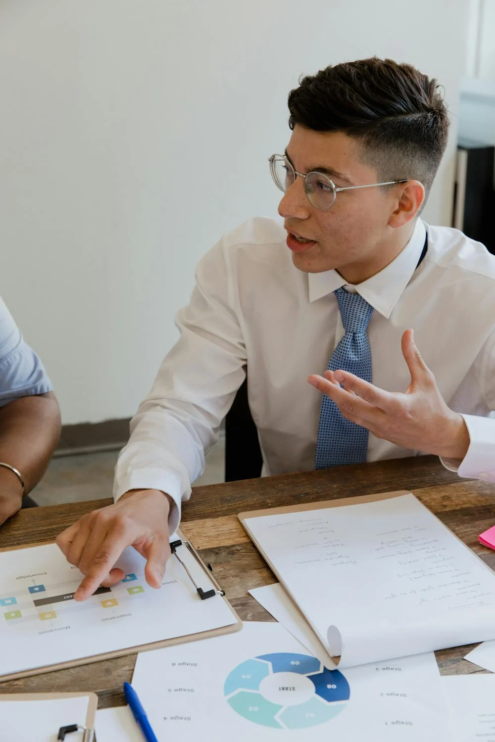 Un patron qui parle | Source : Pexels