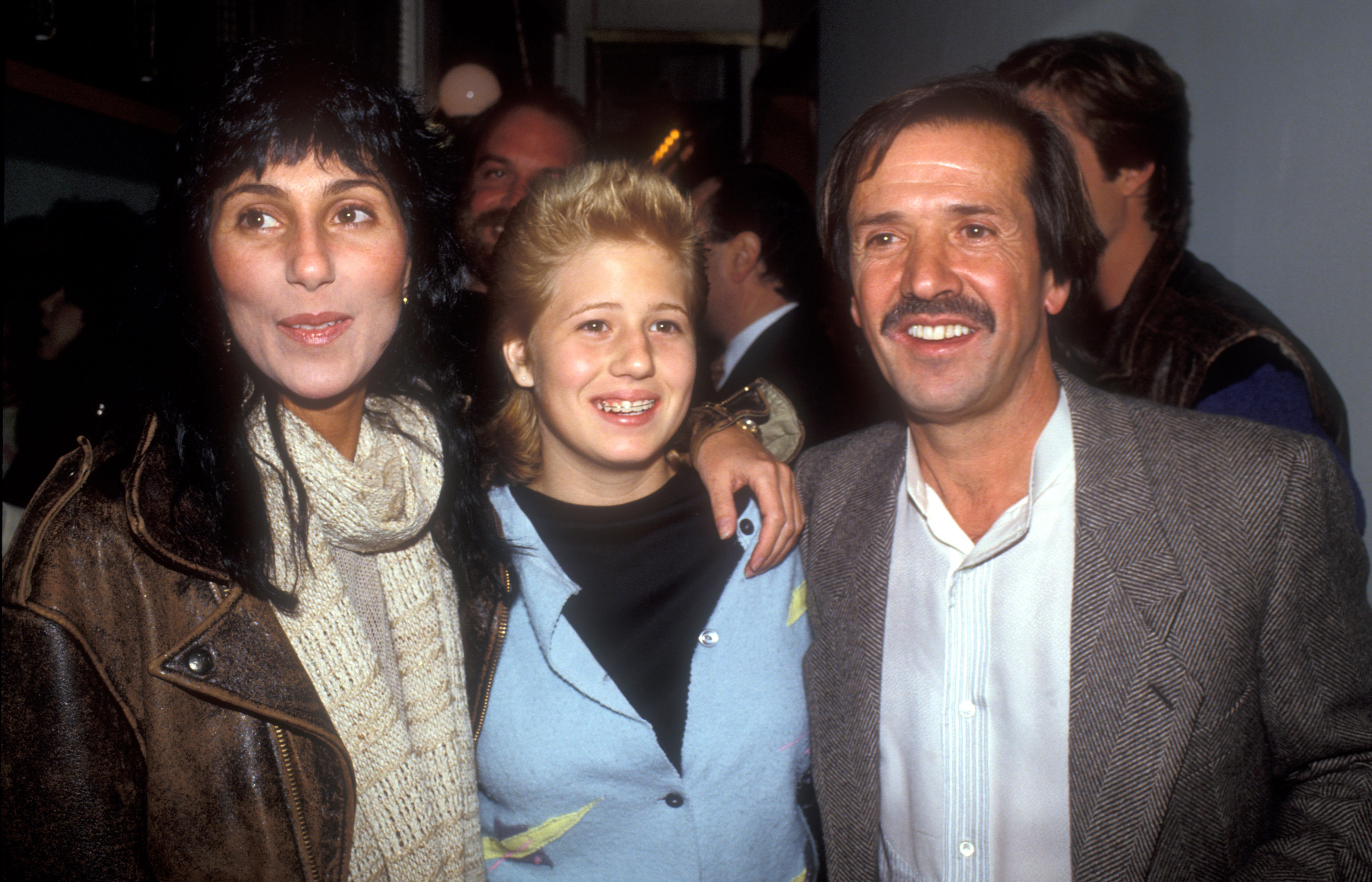 Cher, Chastity Bono et Sonny Bono en 1983. | Source : Getty Images