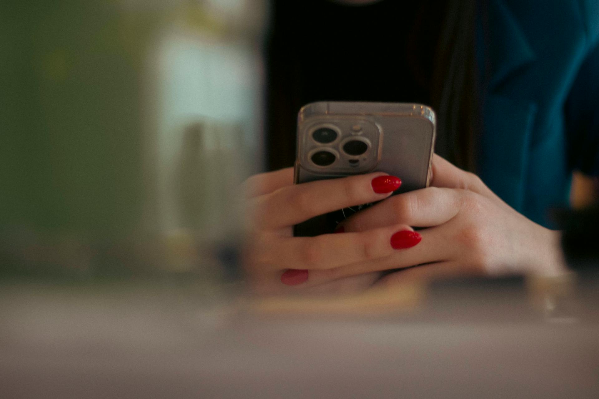Une femme utilisant son téléphone | Source : Pexels