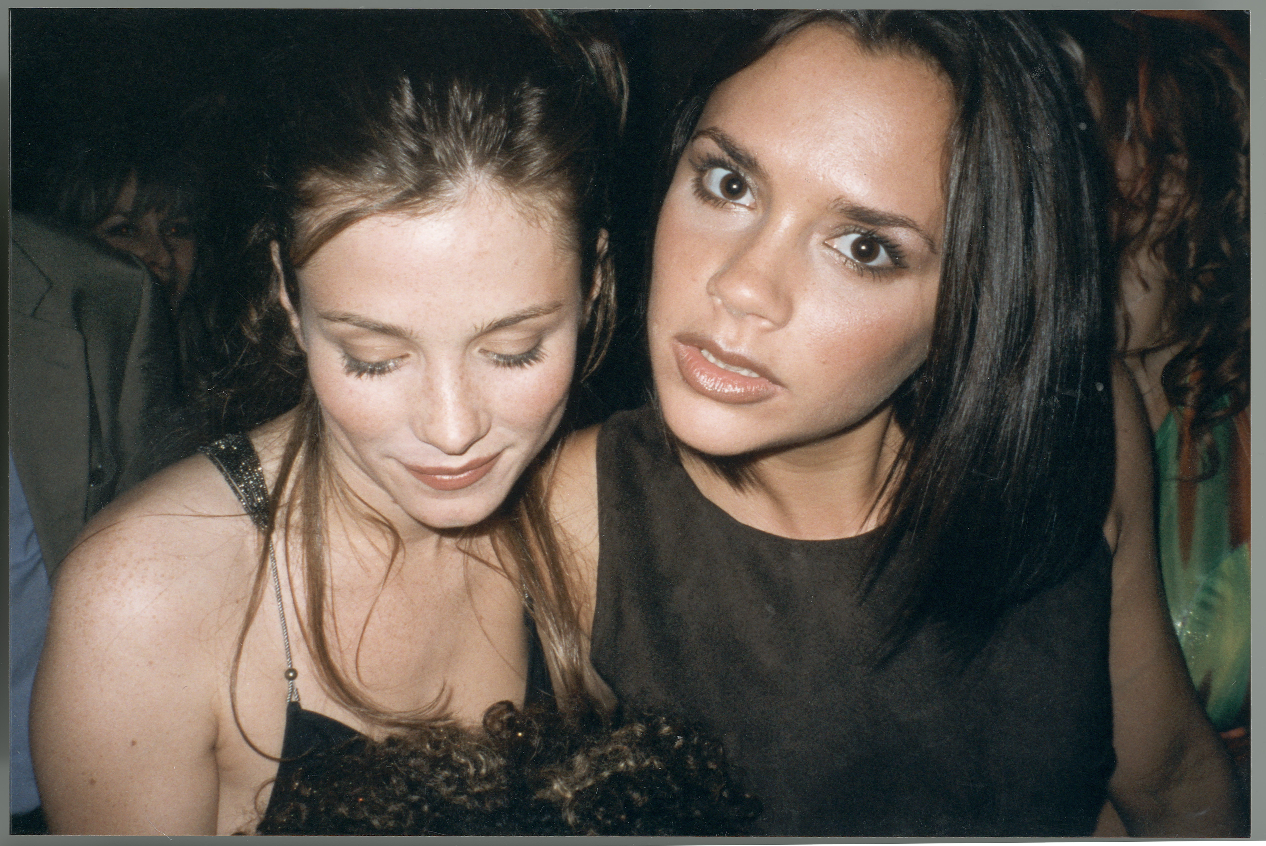 Victoria Beckham assiste à une soirée vers 1995, rayonnant d'un calme et d'une élégance qui allaient bientôt la propulser au rang de reine de la culture pop. Photographiée aux côtés de l'actrice Anna Friel, elle dégage déjà une présence assurée et un instinct vestimentaire qui laissaient présager de son influence mondiale future.