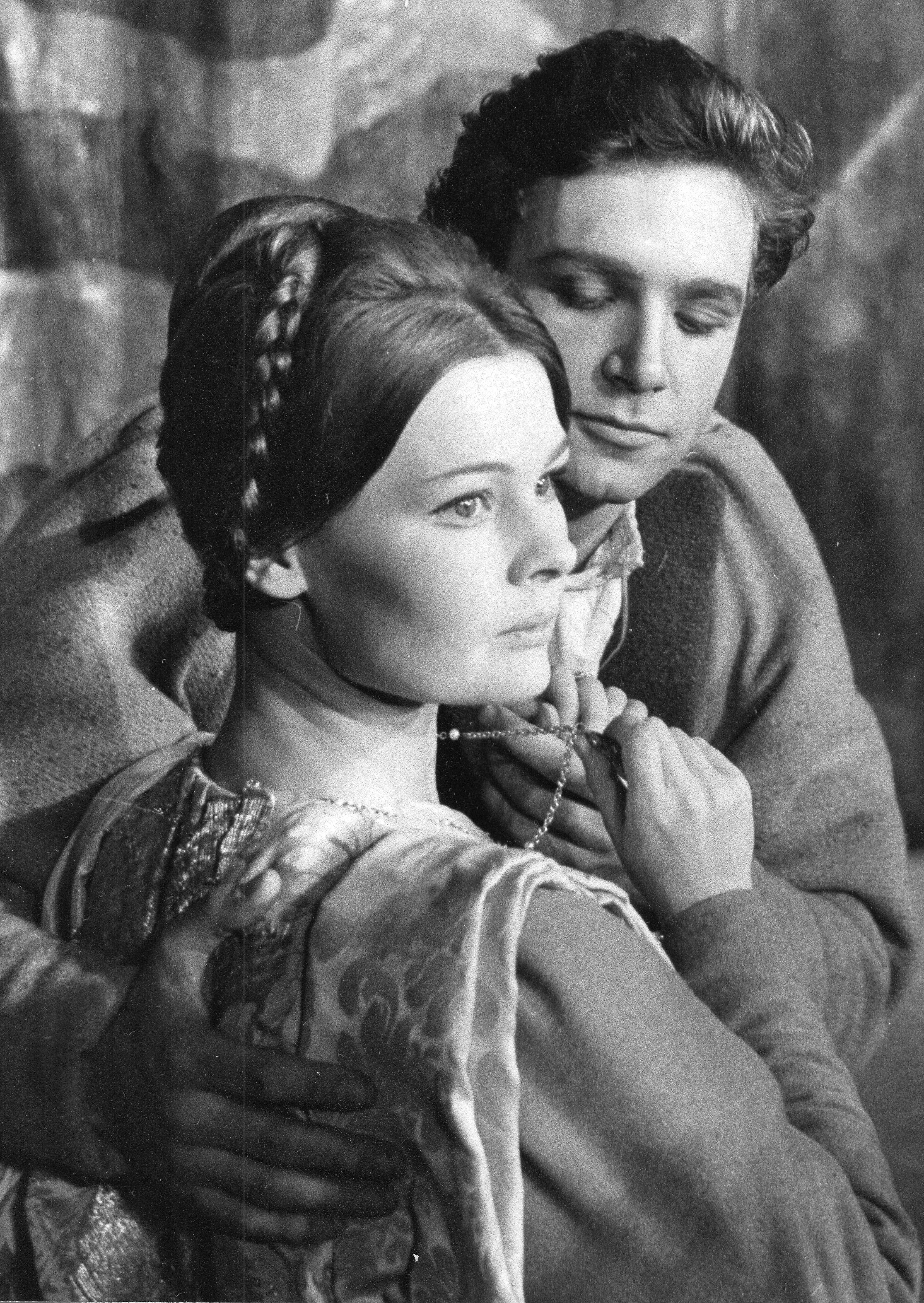 Judi Dench et John Stride dans le rôle de Roméo et Juliette en octobre 1960. | Source : Getty Images