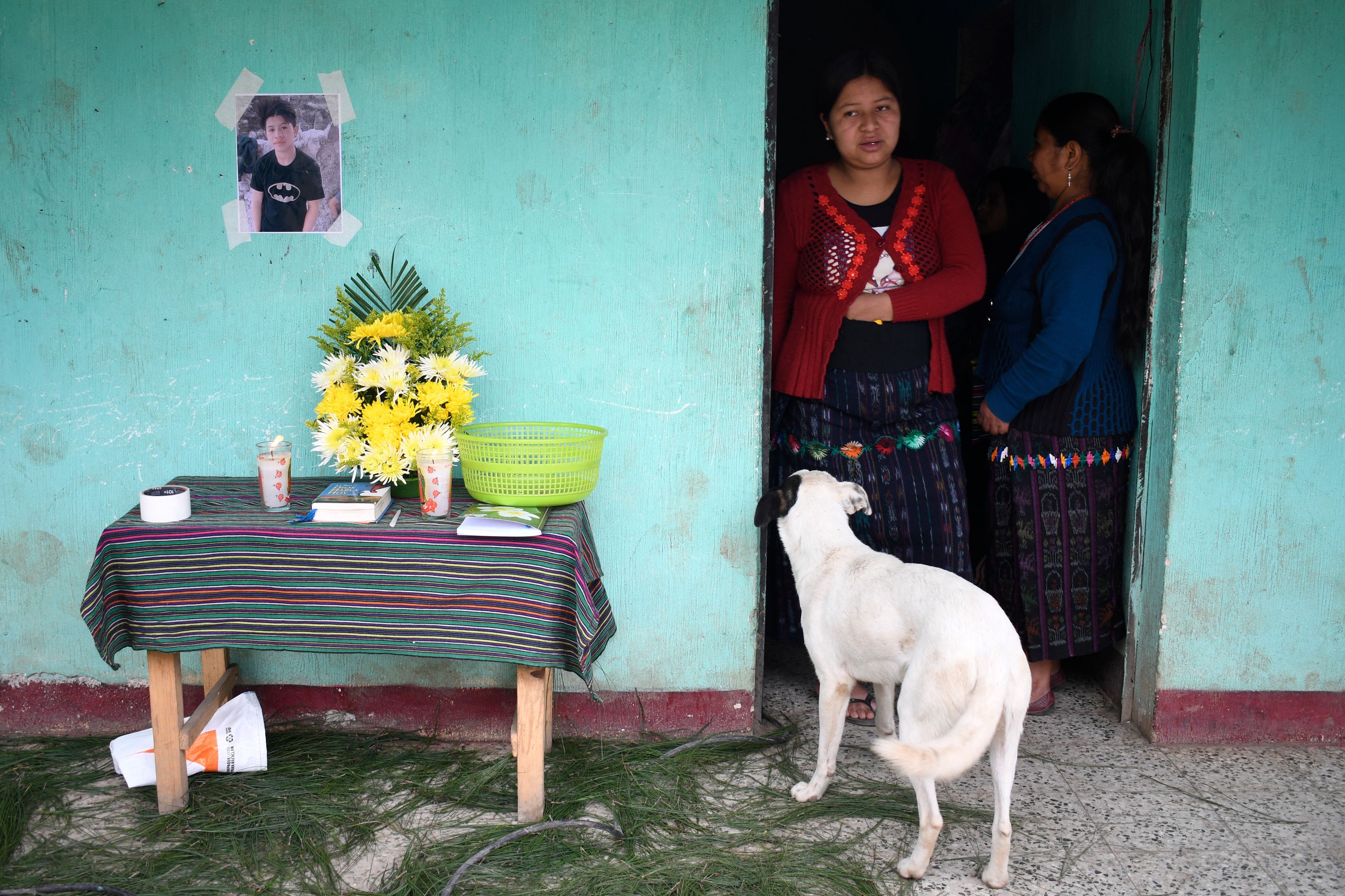 La famille de Juan Wilmer Tepaz devant son mémorial érigé en 2022. | Source : Getty Images