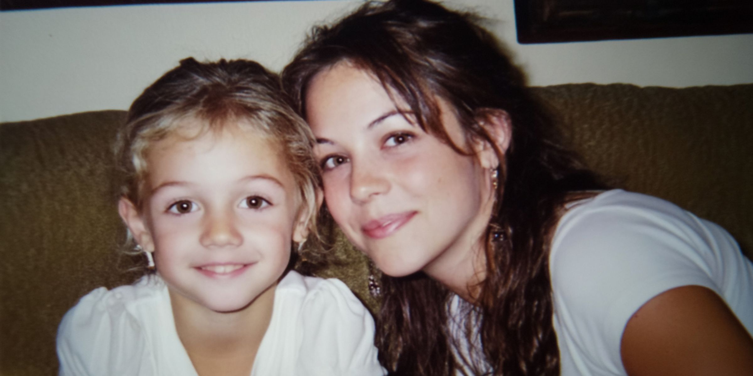 Une petite fille souriante avec sa tante | Source : AmoMama