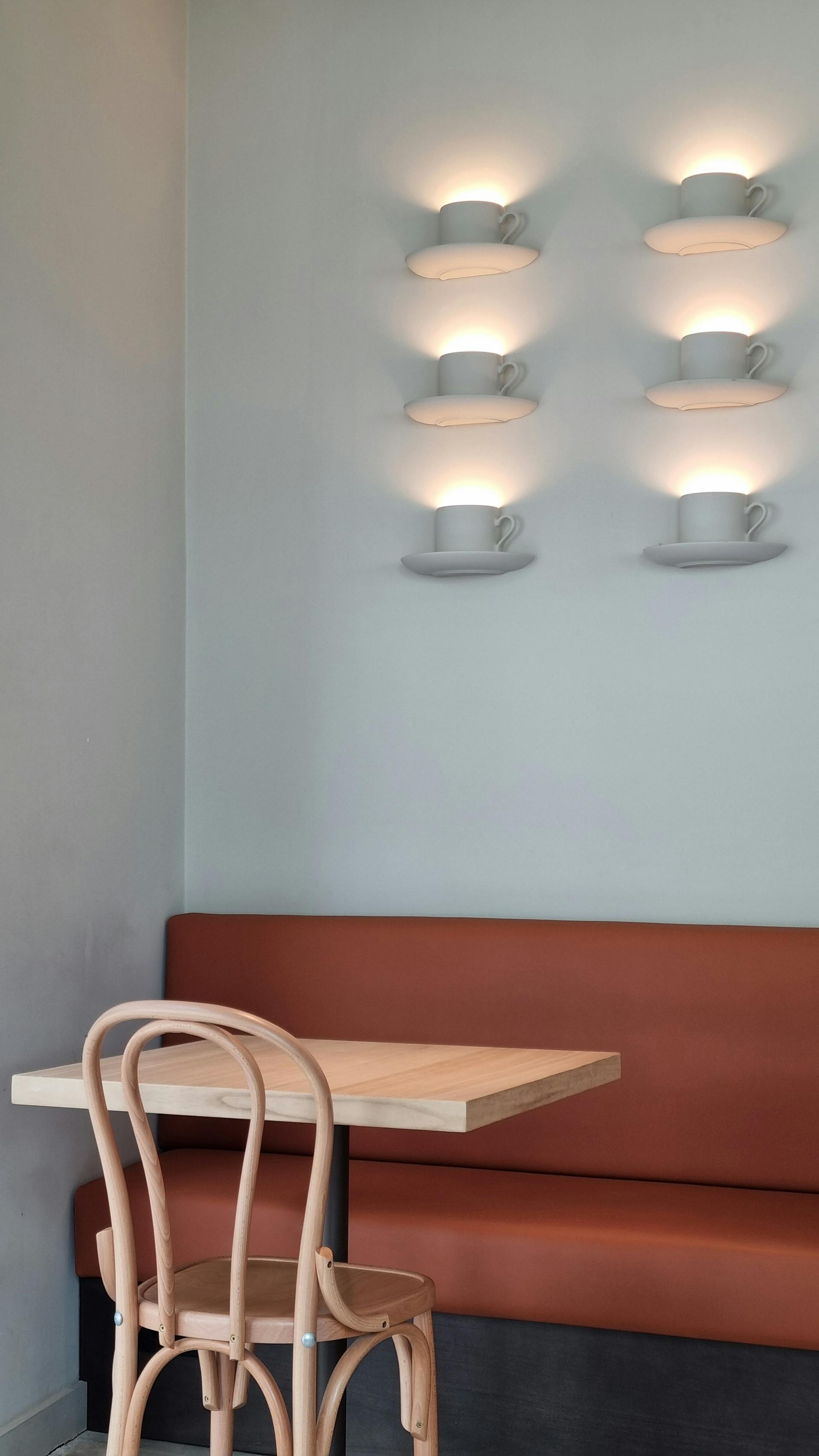 Table et chaise dans un café | Source : Pexels