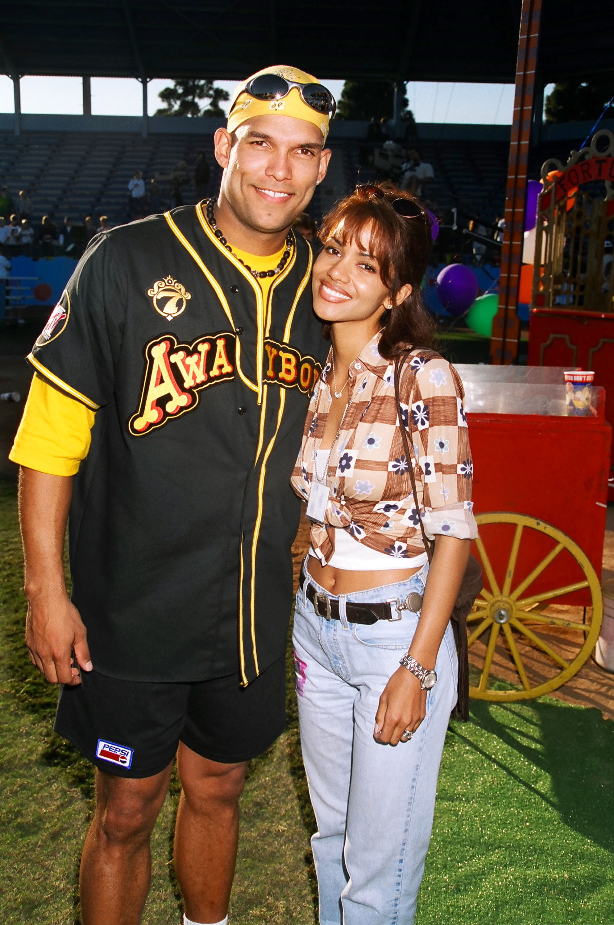 David Justice et Halle Berry posent lors de la 7e édition de l'événement Rock 'n Jock Softball de MTV, le 16 janvier 1996, à Los Angeles, en Californie. | Source : Getty Images