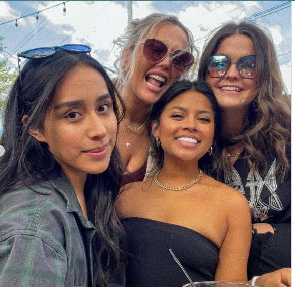 Yolanda Diaz avec ses amies lors de son enterrement de vie de jeune fille | Source : Instagram.com/yolandaadiazznich