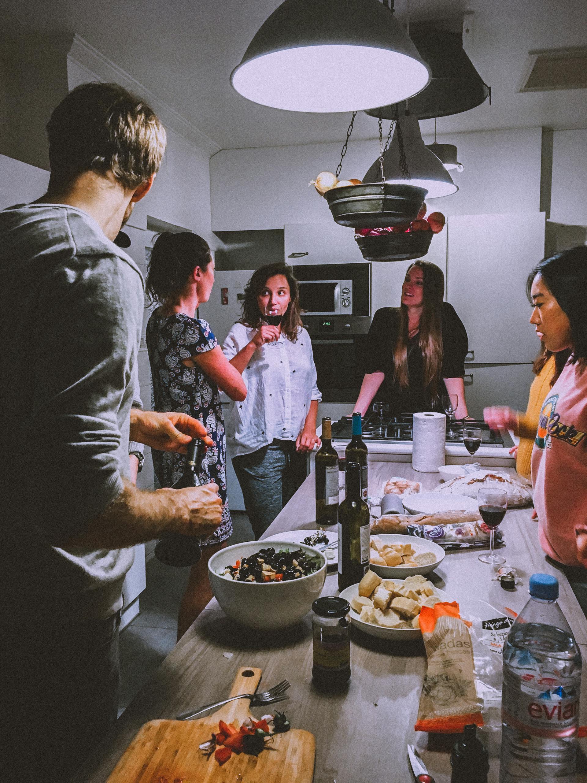 Des personnes réunies dans une cuisine | Source : Pexels