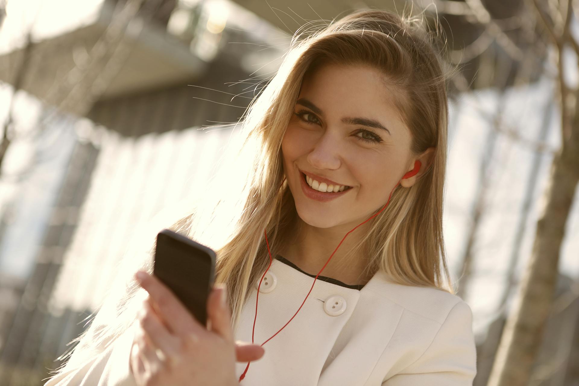Une femme souriante | Source : Pexels