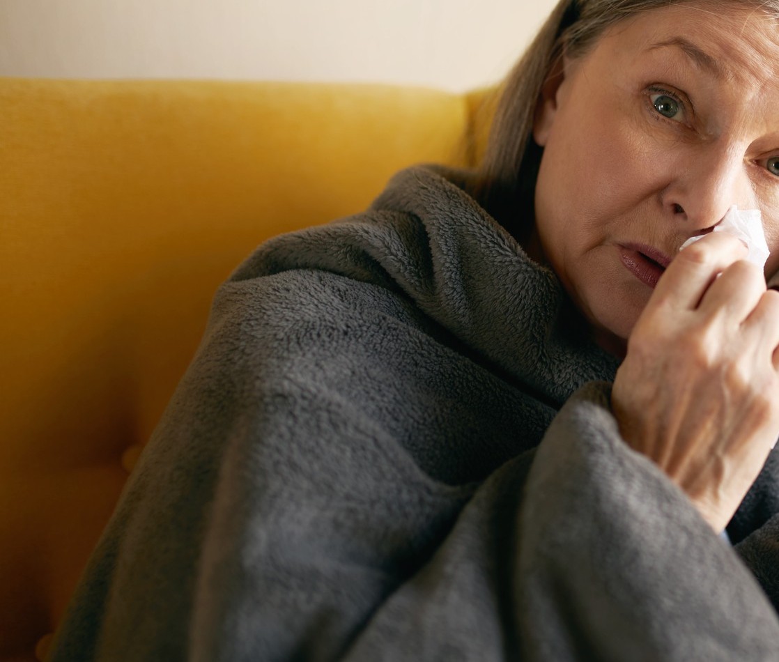 Une femme essuie ses larmes avec un mouchoir en papier | Source : Freepik