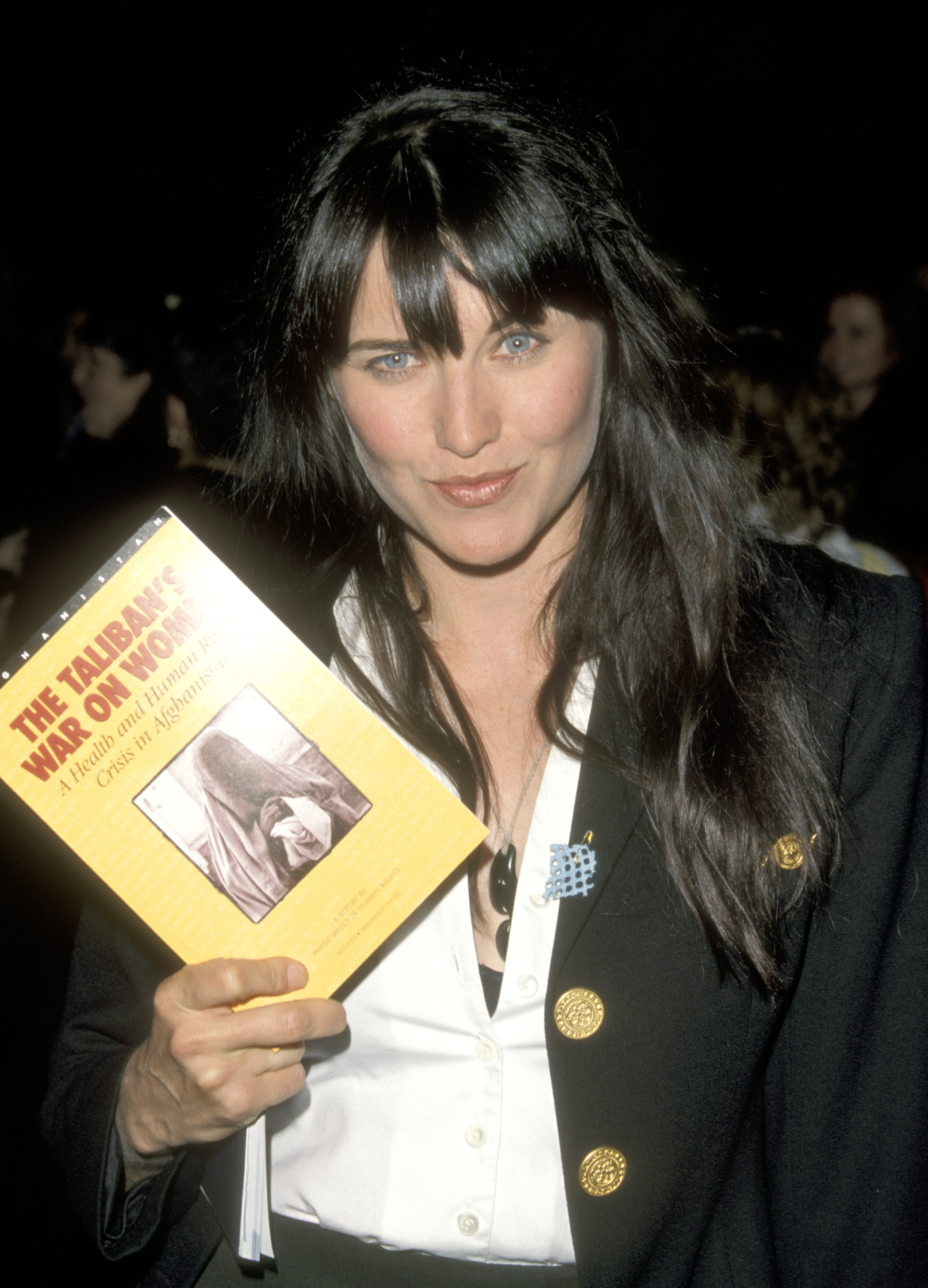 Lucy Lawless assiste à un rassemblement pour les droits des femmes en Afghanistan au théâtre DGA de Los Angeles le 29 mars 1999 | Source : Getty Images