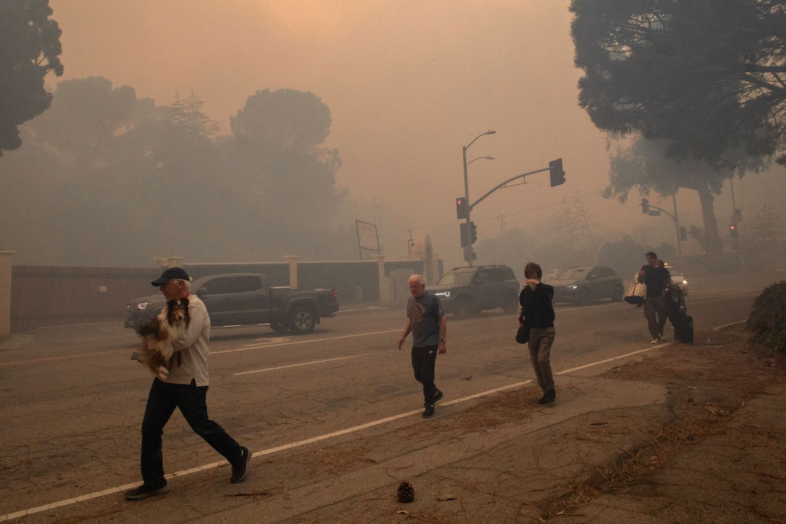 Des personnes évacuent pendant l'incendie de Palisades, le 7 janvier 2025. | Source : Getty Images