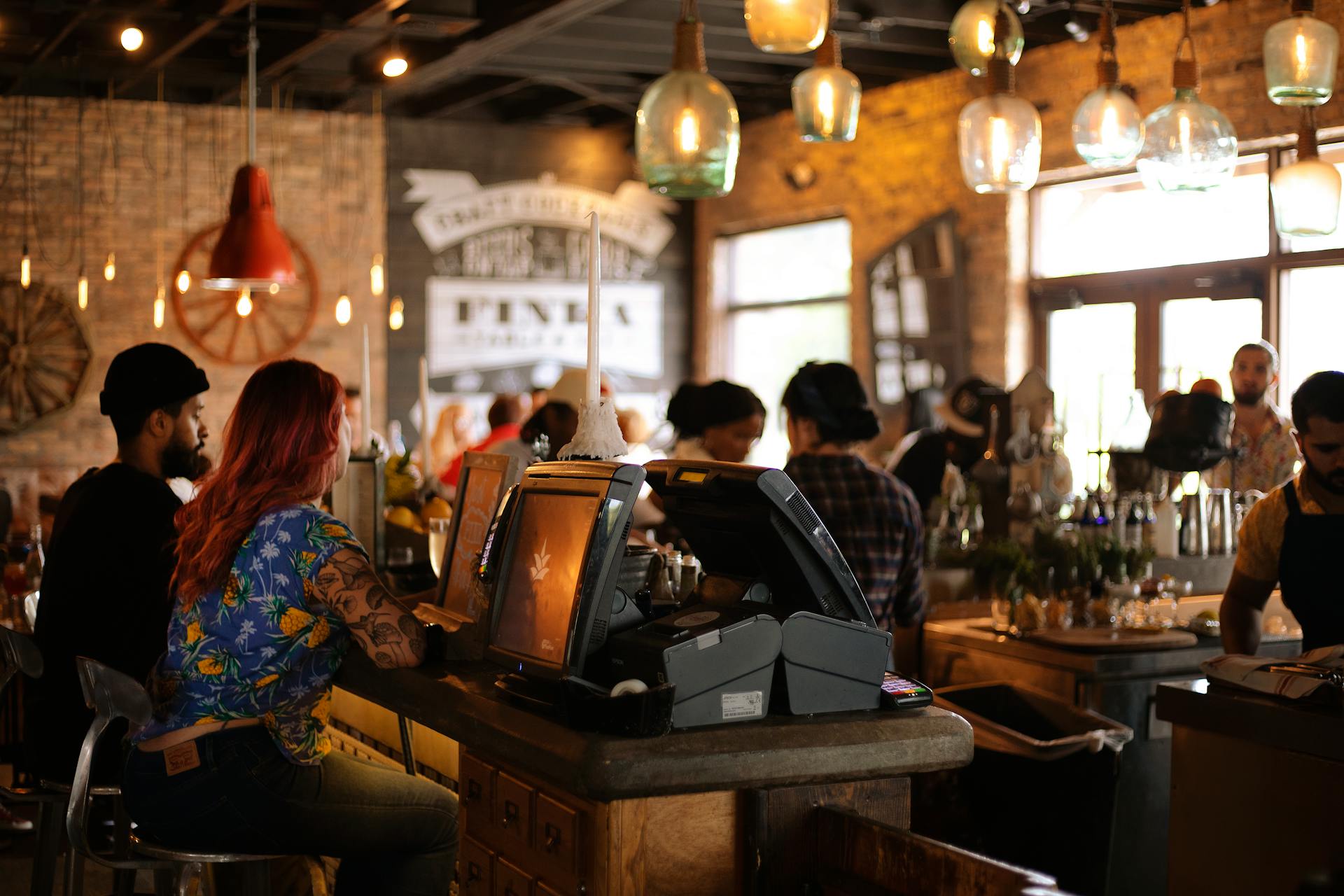 Des gens dans un café | Source : Pexels