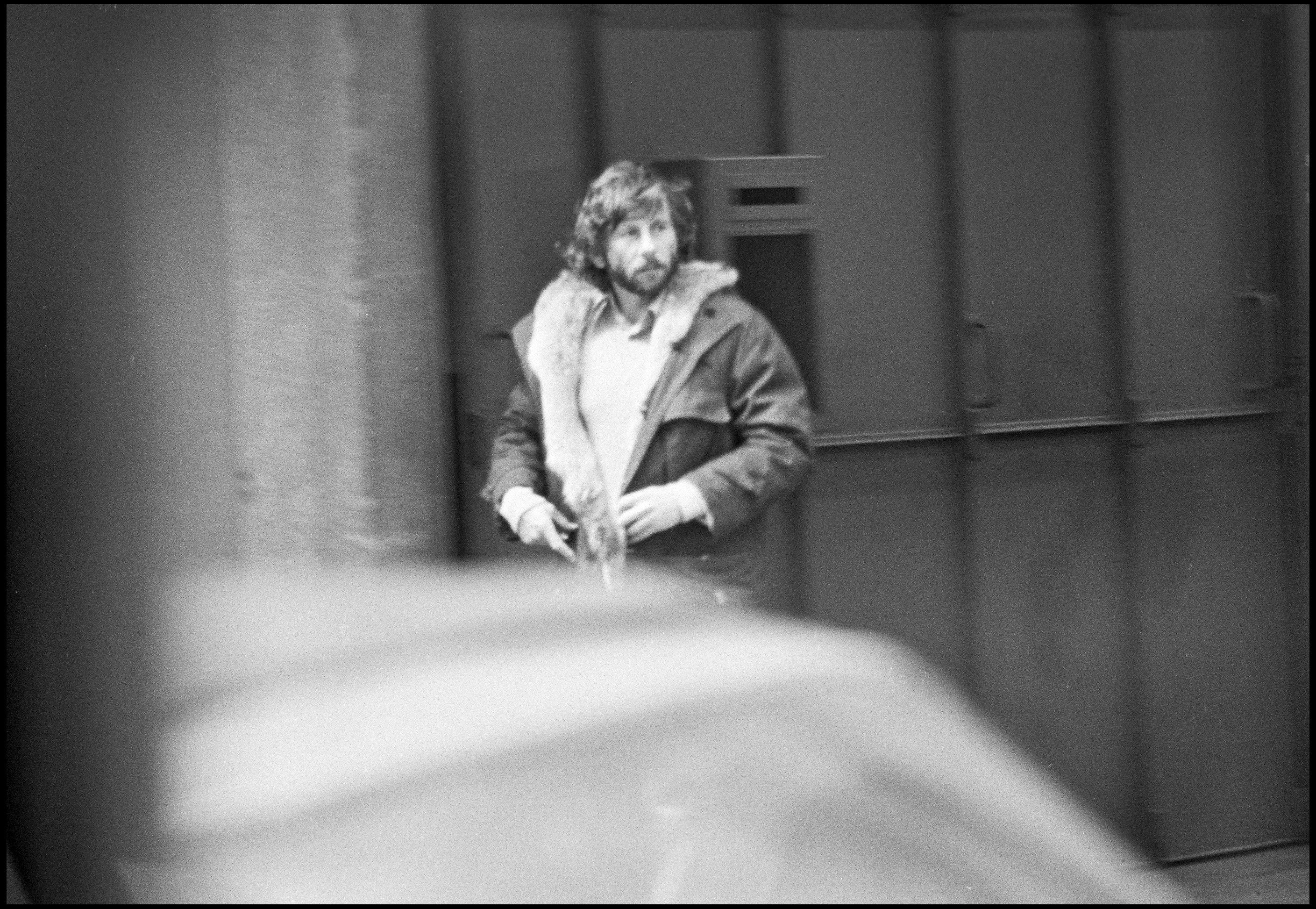 Roman Polanski marchant dans les rues de Paris en 1978 | Source : Getty Images