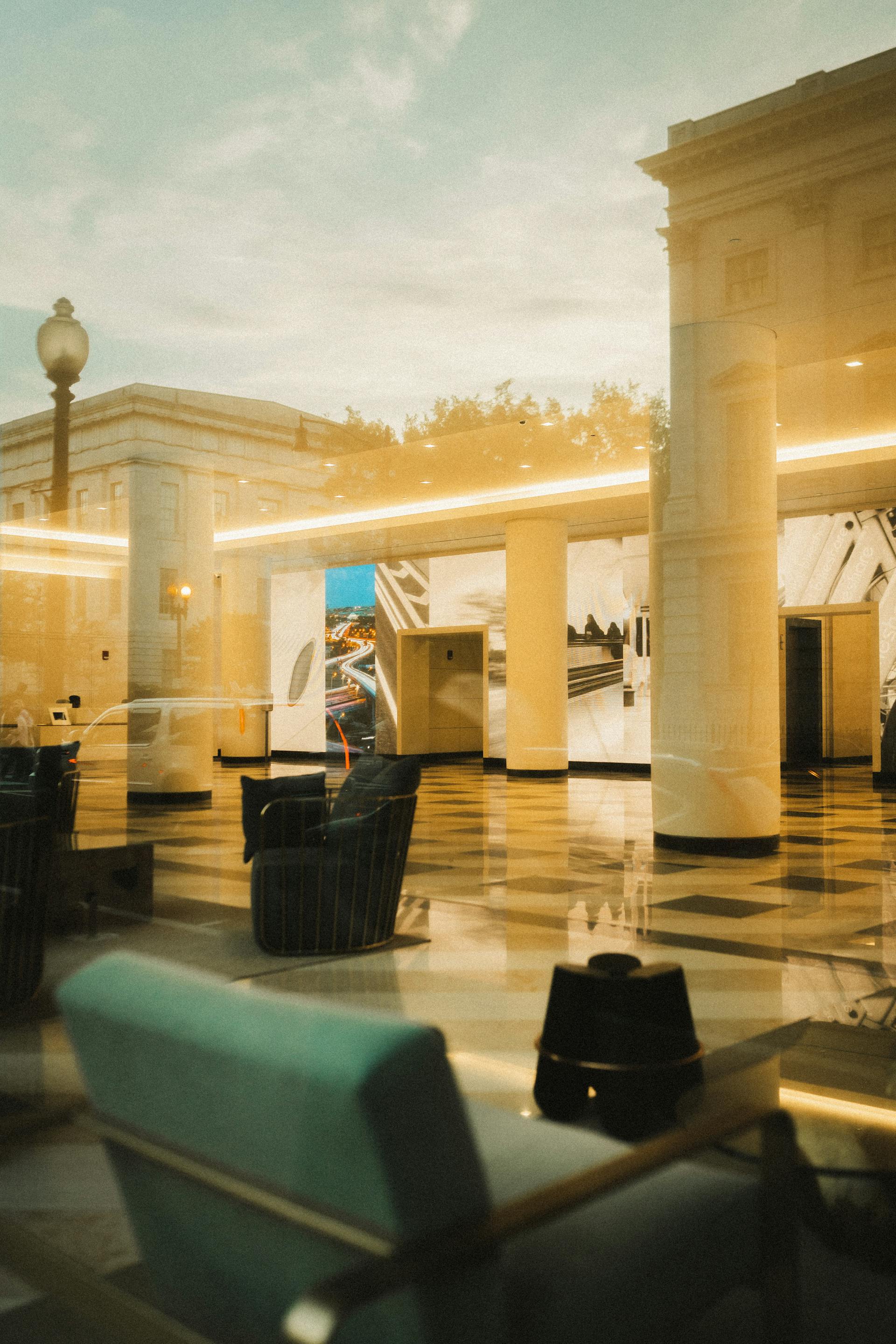 Un hall d'hôtel visible à travers une fenêtre | Source : Pexels