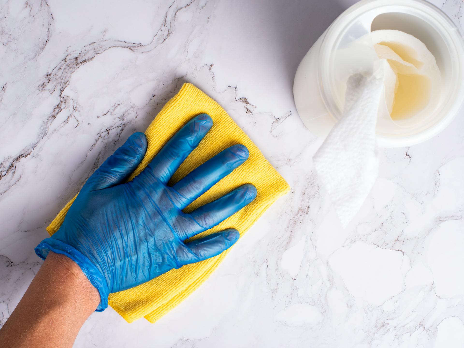 A person cleaning a counter | Source: Pexels