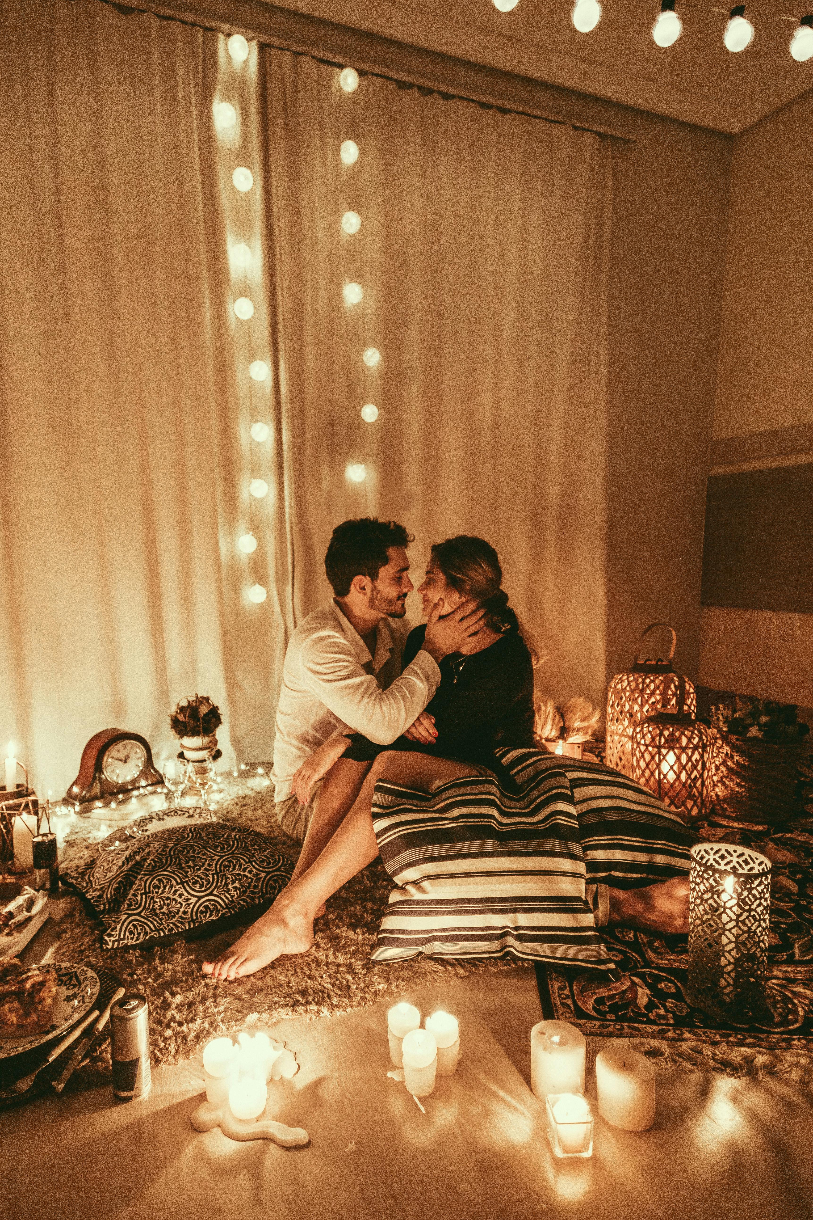 Un couple heureux qui passe une nuit romantique | Source : Pexels