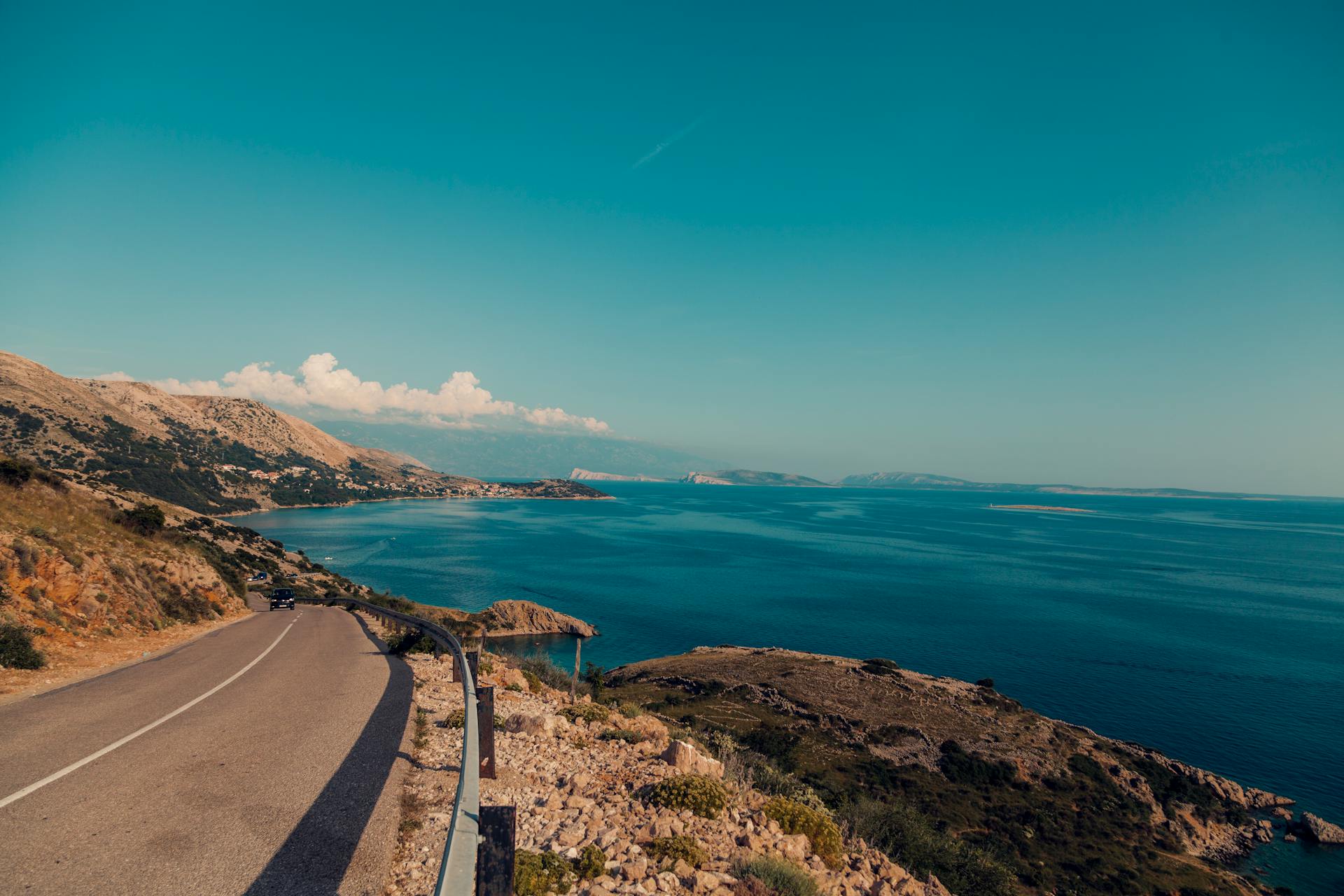 Une route sur la côte | Source : Pexels
