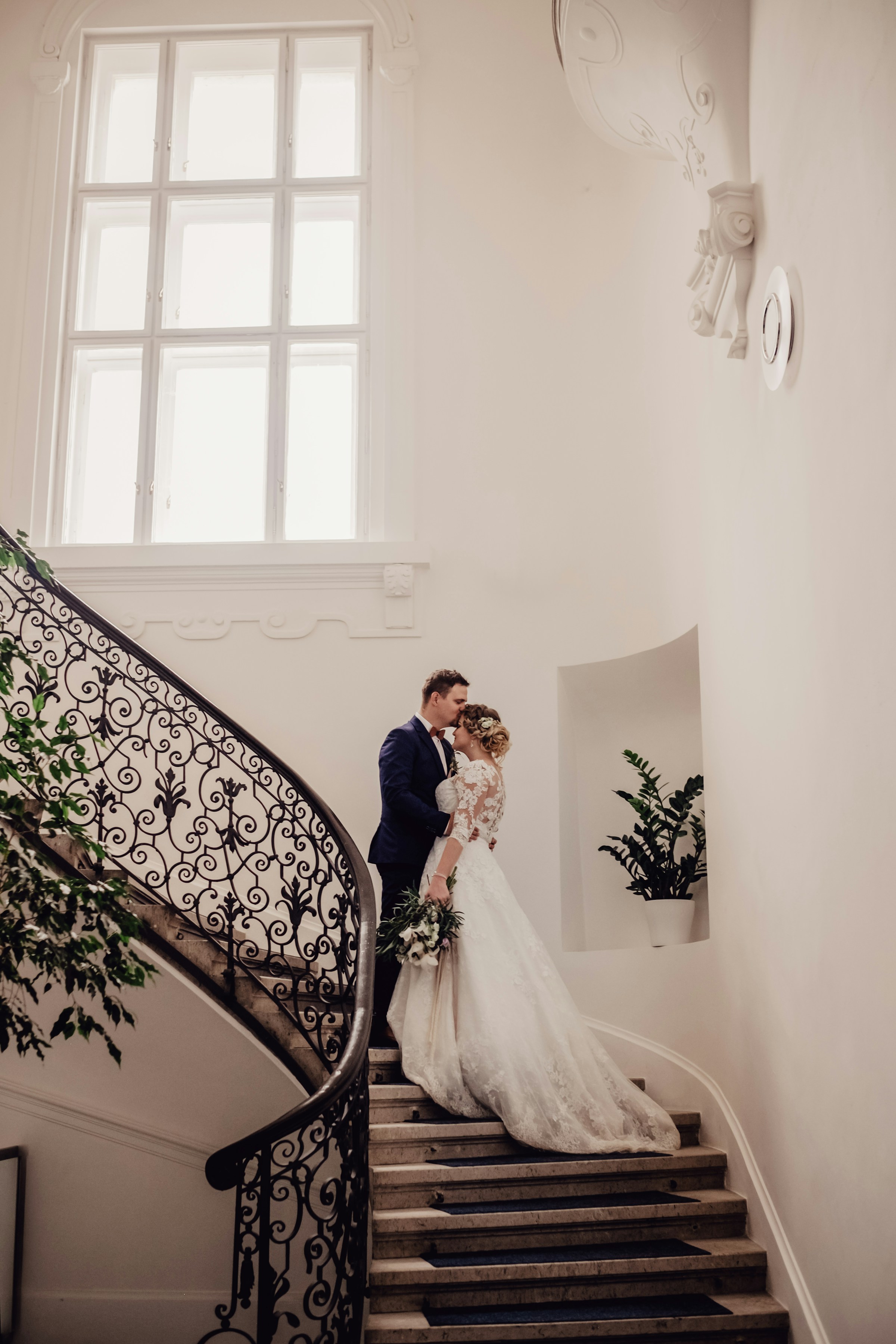 Un couple de mariés sur un escalier | Source : Unsplash