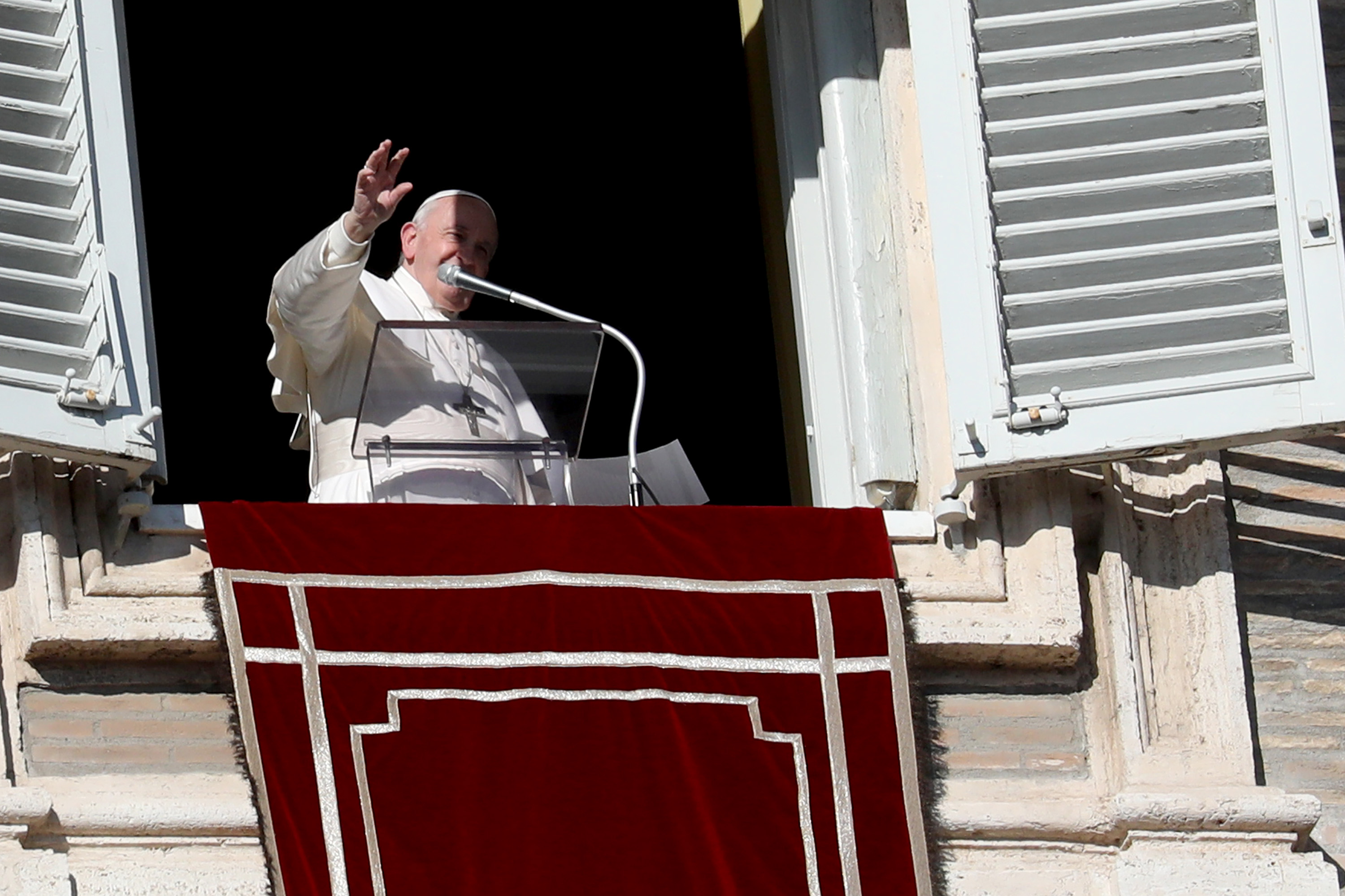 Le pape François délivrant sa bénédiction de l'Angélus depuis la fenêtre de son studio privé aux pèlerins rassemblés sur la place Saint-Pierre au Vatican, le 13 décembre 2020 | Source : Getty Images