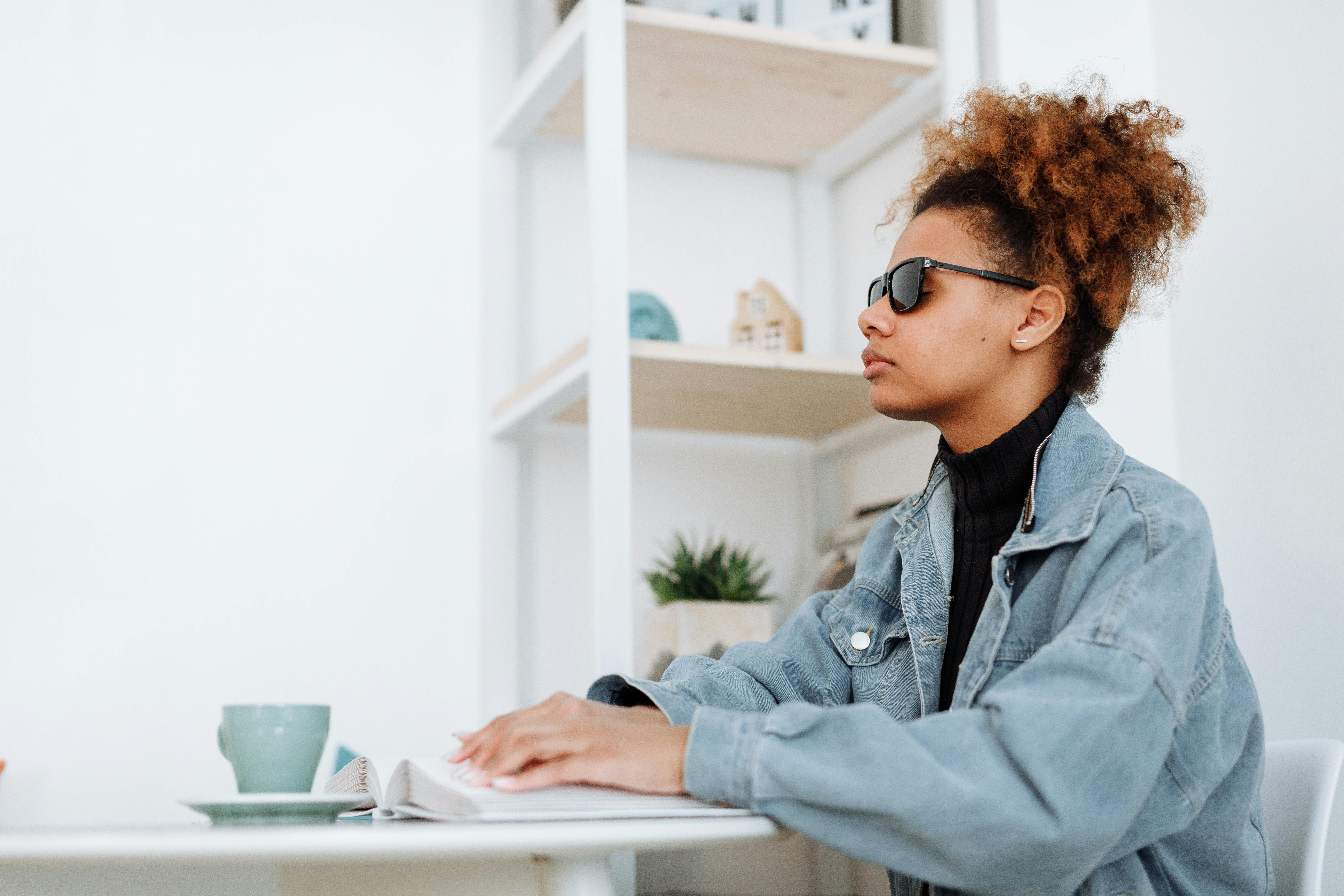 Une femme aveugle assise dans un café | Source : Pexels