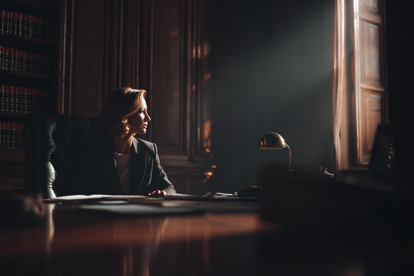 Une avocate assise dans son bureau | Source : Midjourney