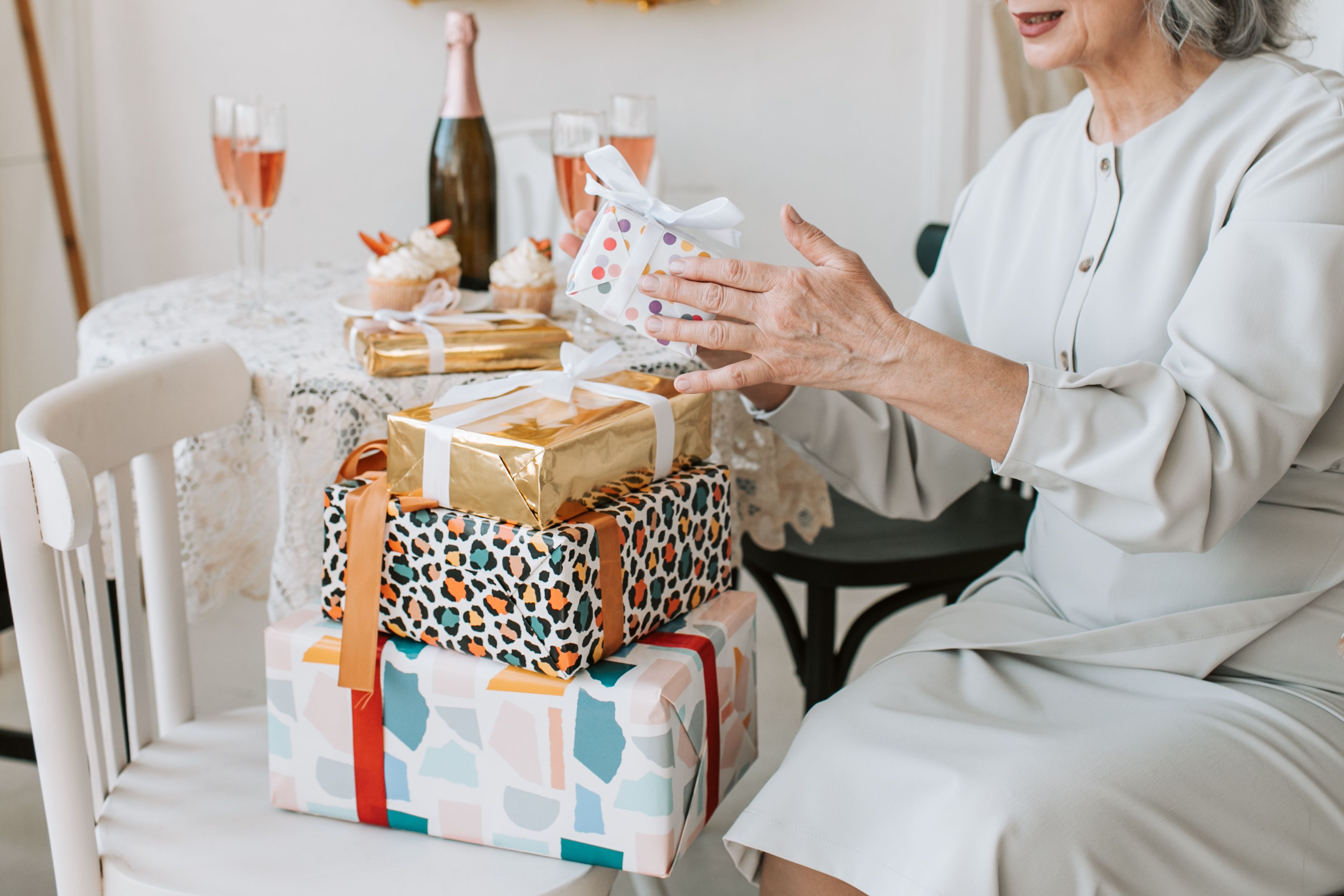 Une femme en train d'empiler des cadeaux | Source : Pexels