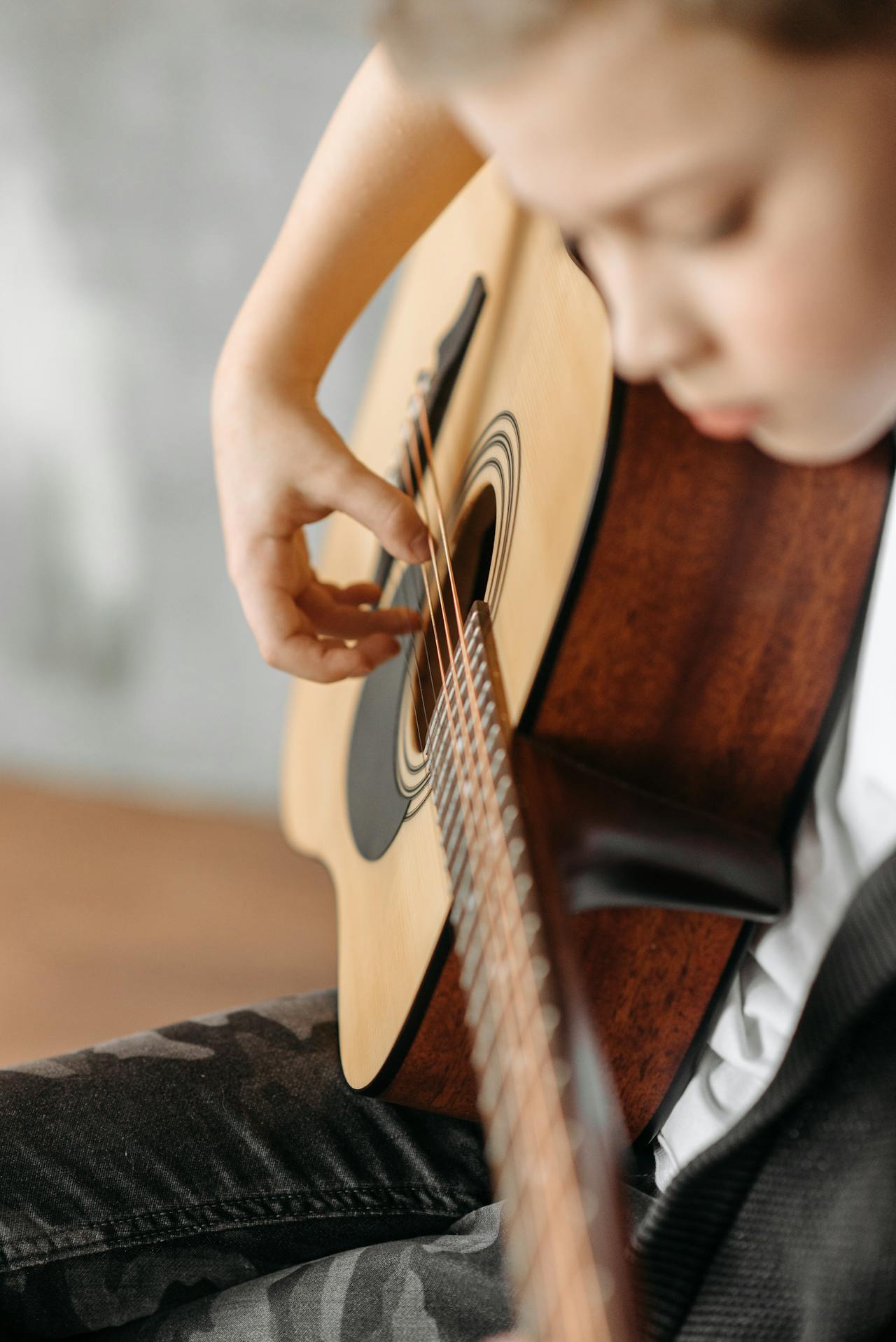 Un garçon qui joue de la guitare | Source : Pexels