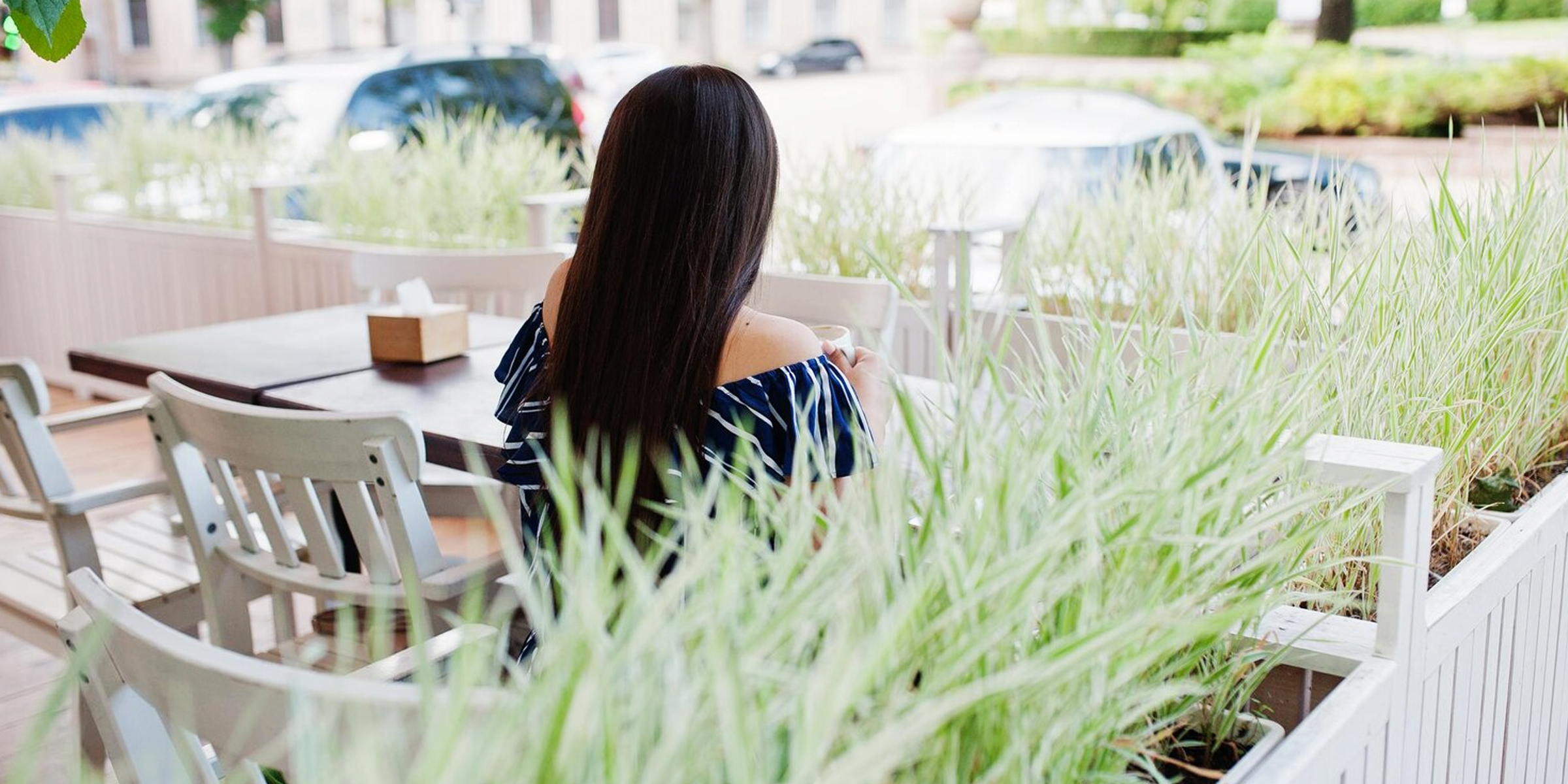 Une femme dans un café | Source : FreePik