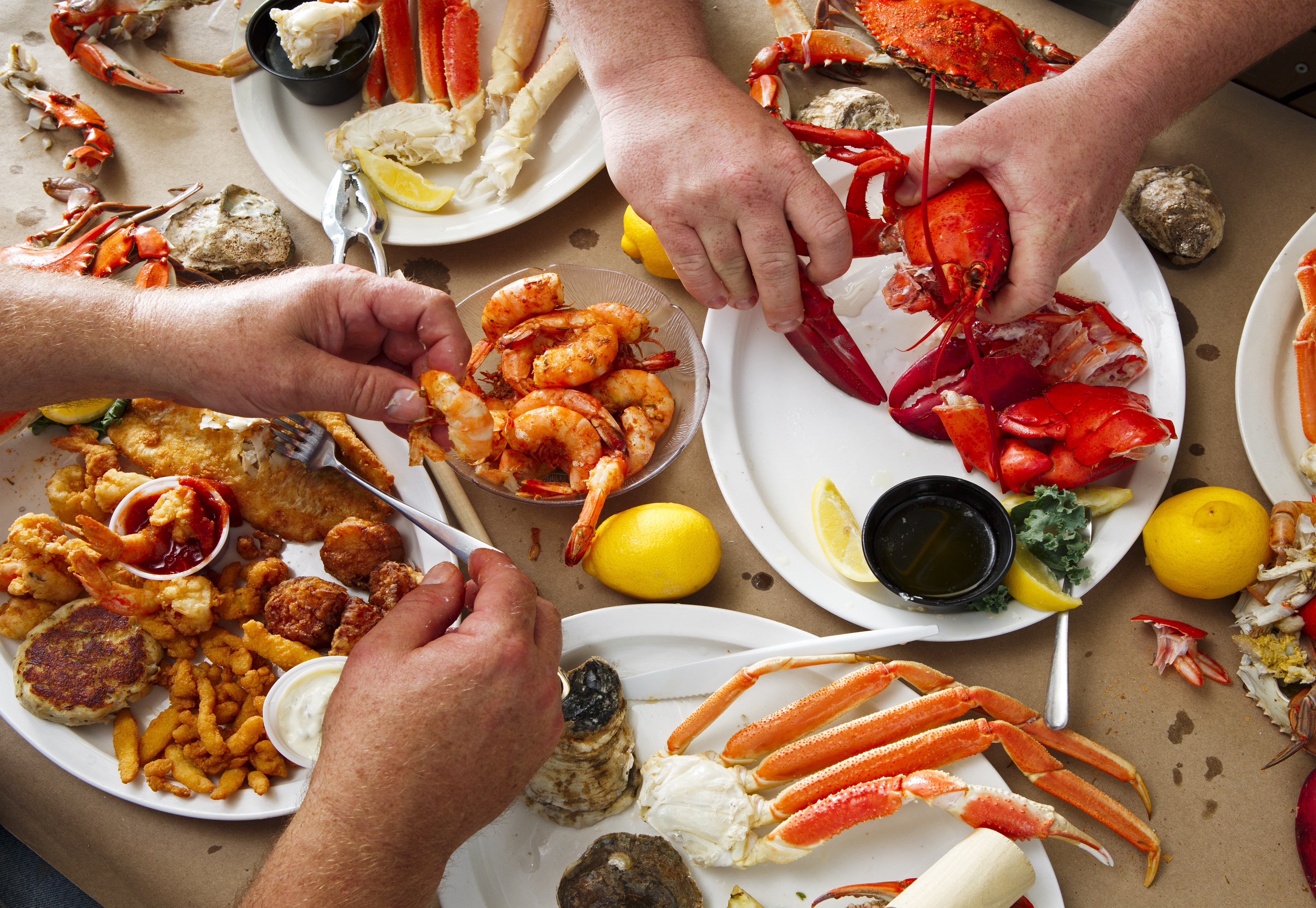 Un couple dîne dans un restaurant de fruits de mer | Source : Shutterstock