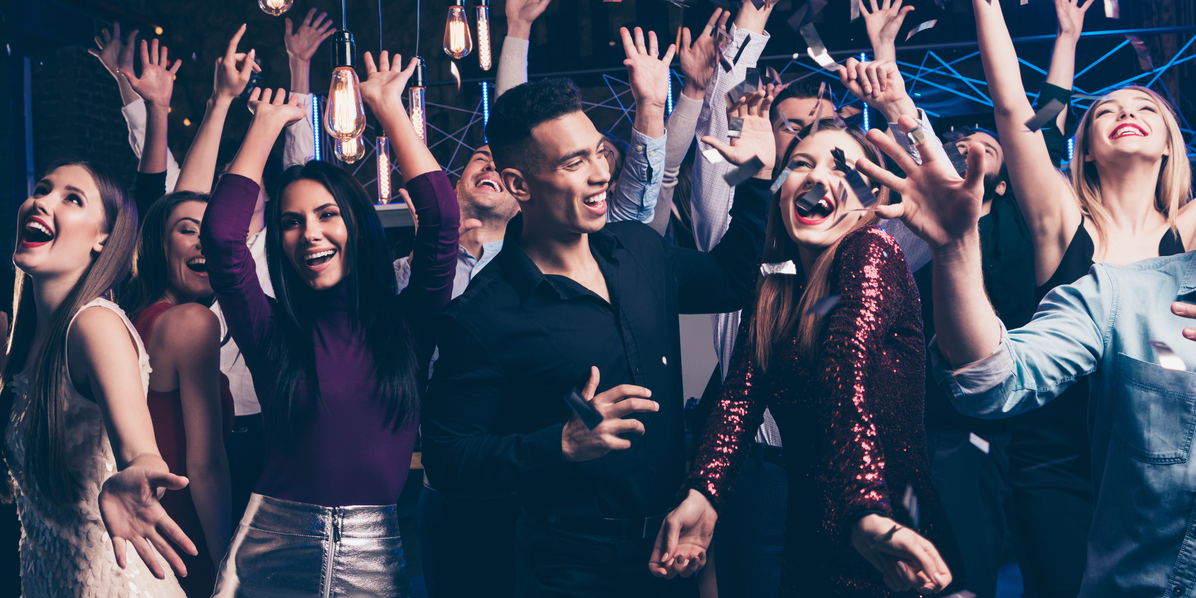 Des jeunes à une fête | Source : Shutterstock