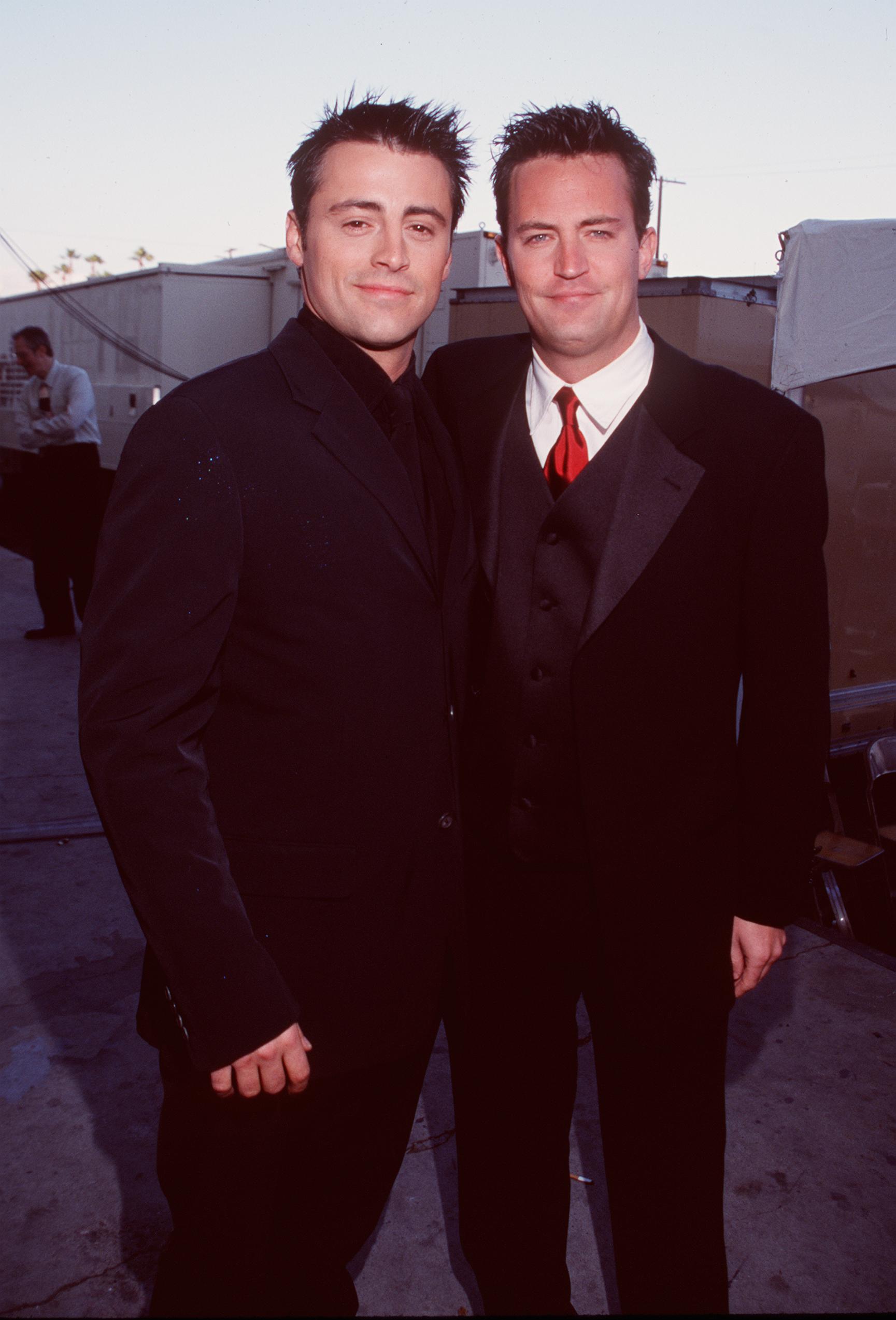 Matt LeBlanc et Matthew Perry lors de la 5e édition des Screen Actors Guild Awards à Los Angeles, Californie, le 7 mars 1999 | Source : Getty Images