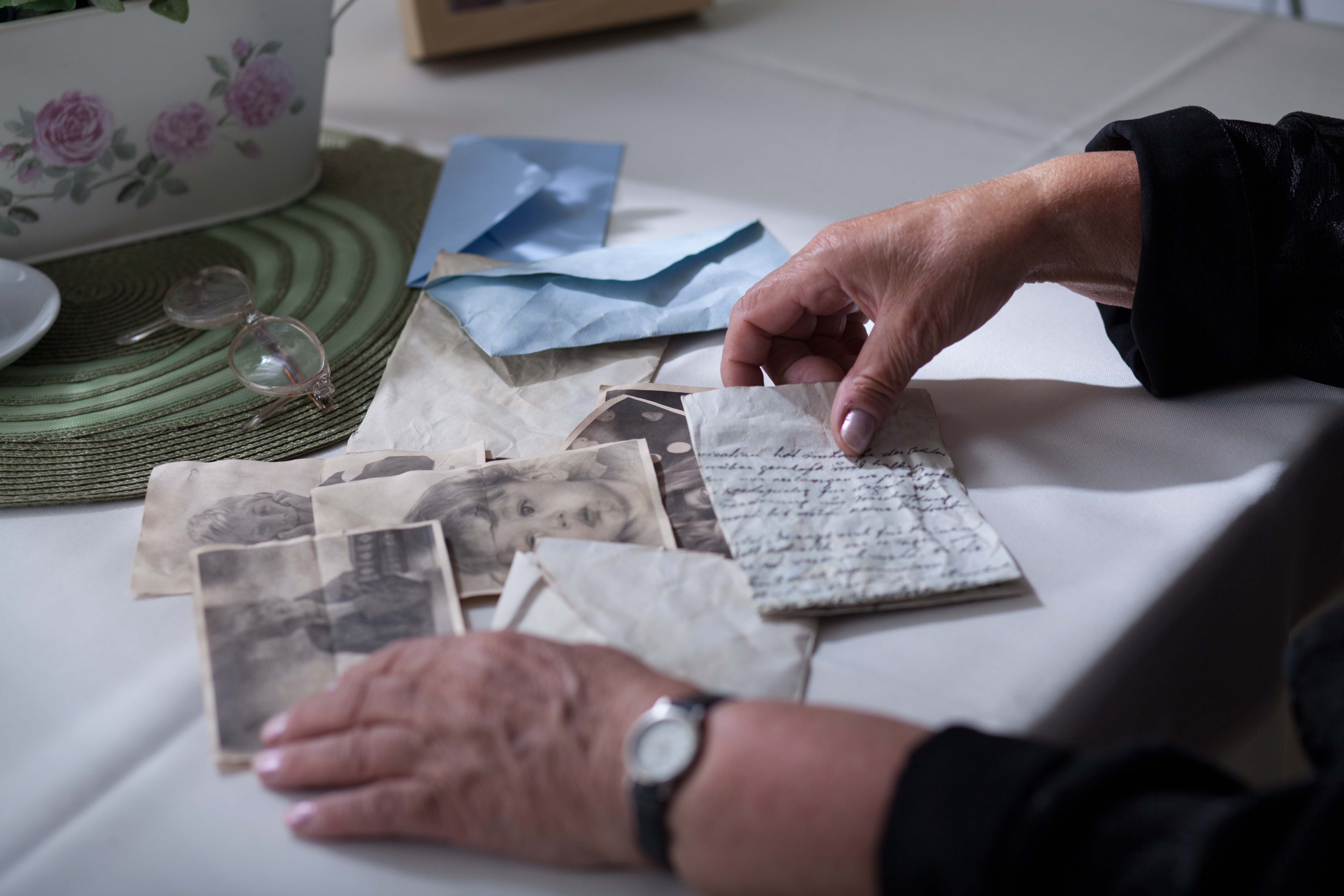 Photos, enveloppes et lettre sur une table | Source : Shutterstock