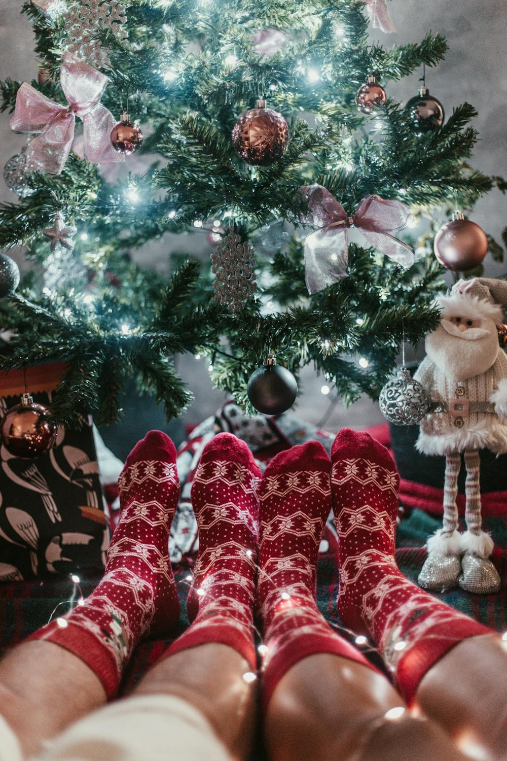 Un couple portant des chaussettes rouges | Source : Pexels