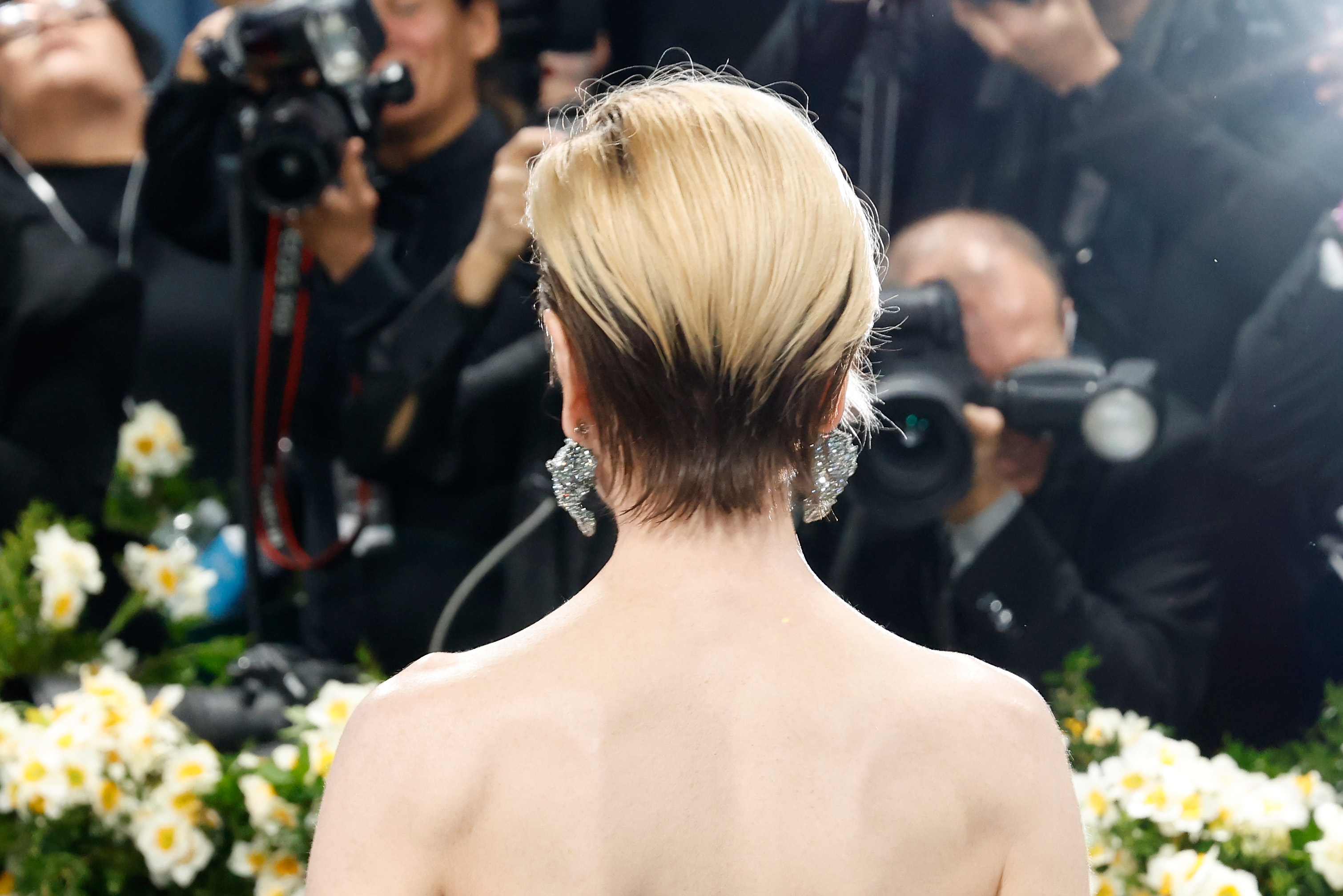 Cette vue arrière de Kidman capture tout l'impact du style élégant de sa perruque, révélant sa nuque effilée de manière experte et le contraste saisissant entre le blond platine et les tons plus foncés.
