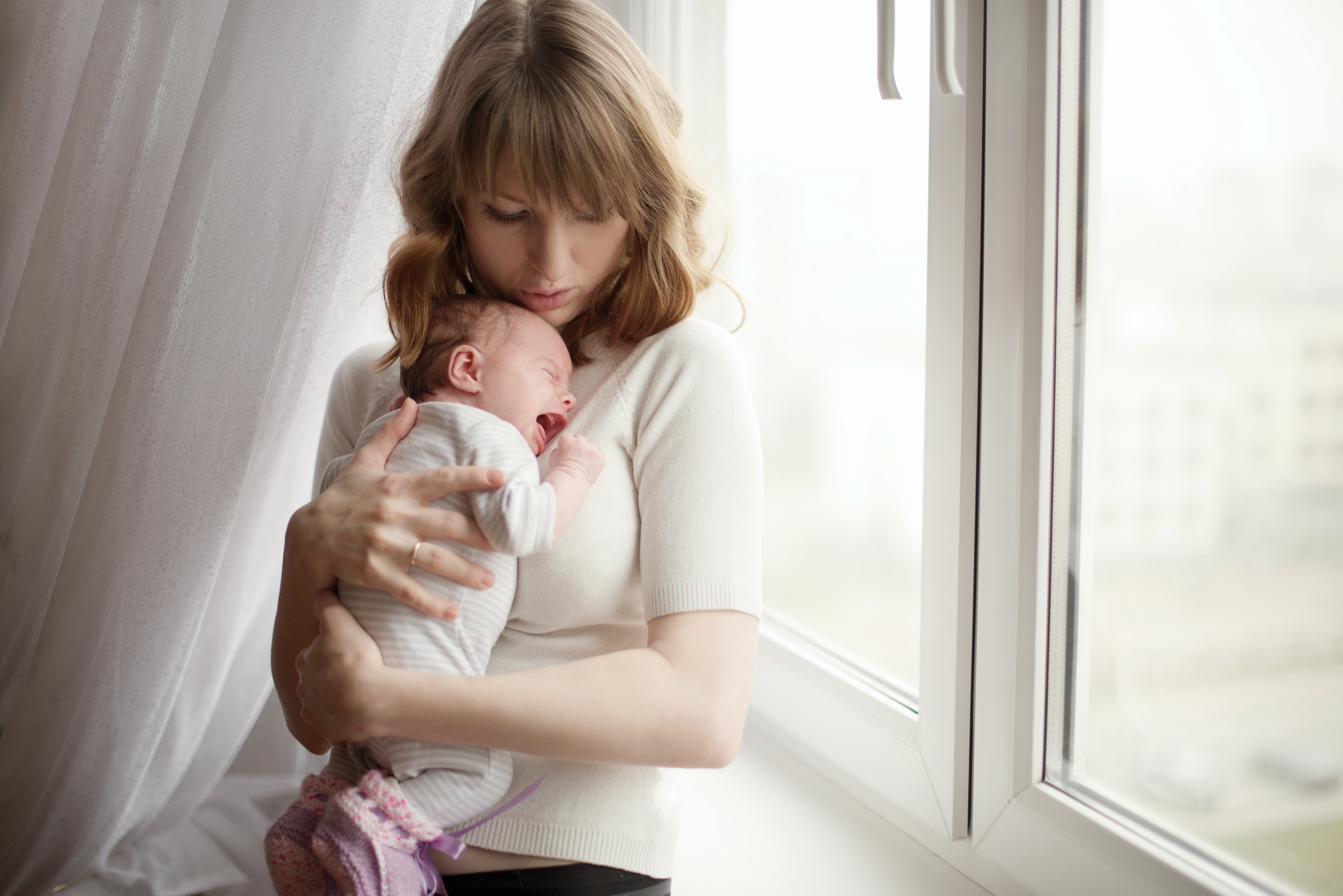 Une mère qui essaie de calmer son bébé qui pleure | Source : Shutterstock