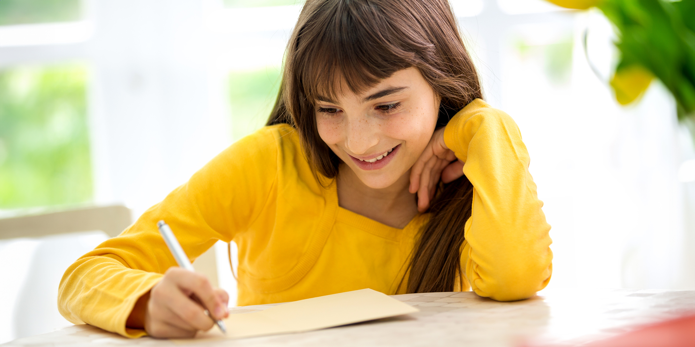 Un enfant qui écrit une lettre | Source : Shutterstock