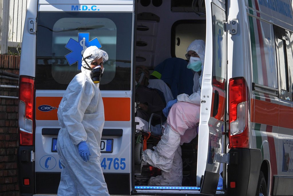 Des ambulanciers paramédicaux ouvrent une ambulance avec un patient Coronavirus COVID-19 aux urgences de l'hôpital de Cotugno. | Photo : Getty Images.