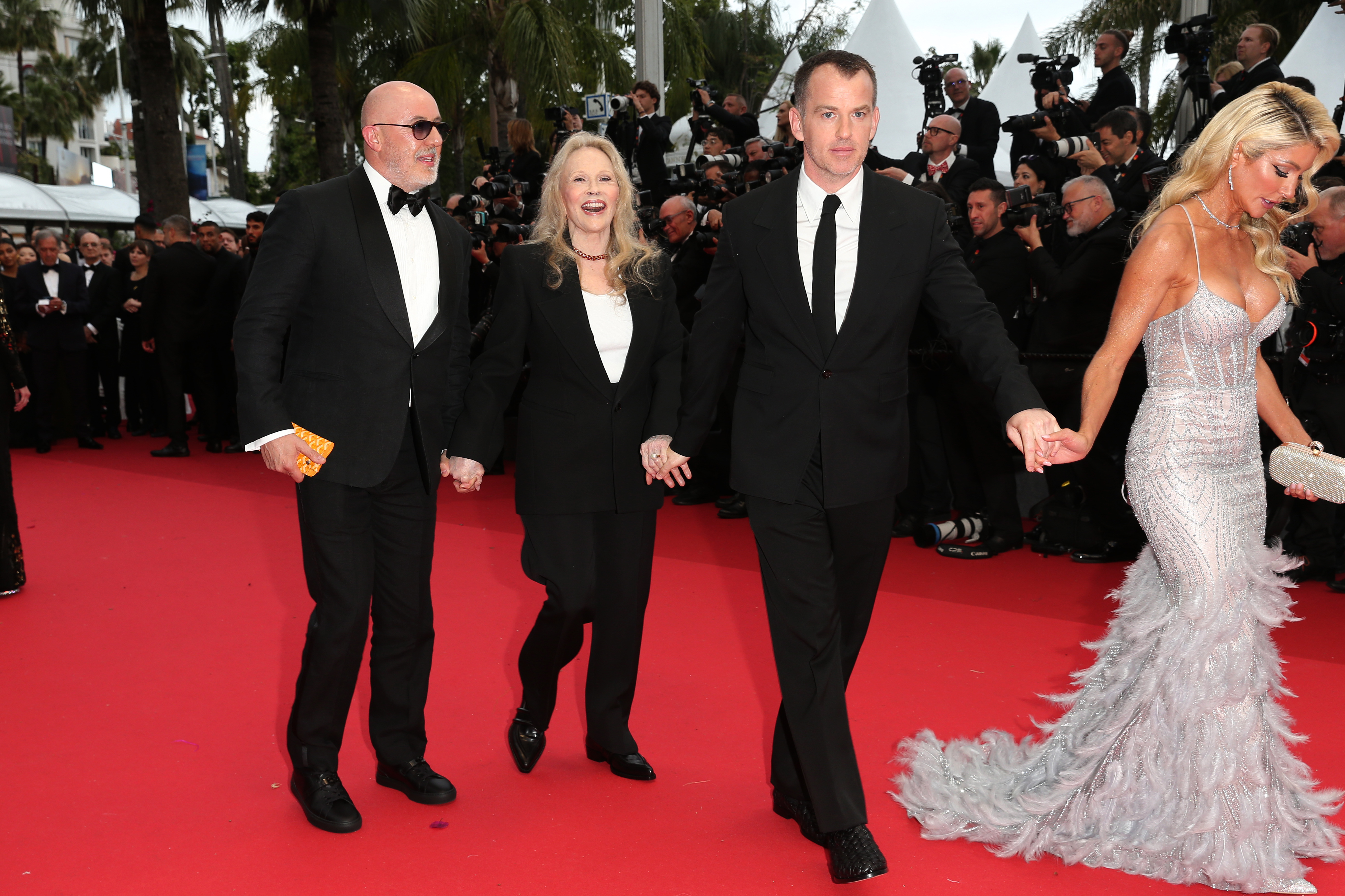 McKinzie Roth, l'actrice américaine et son fils, Liam, et Laurent Bouzereau lors du tapis rouge de "Furiosa : A Mad Max Saga" au 77e Festival de Cannes annuel au Palais des Festivals le 15 mai 2024 à Cannes, France | Source : Getty Images