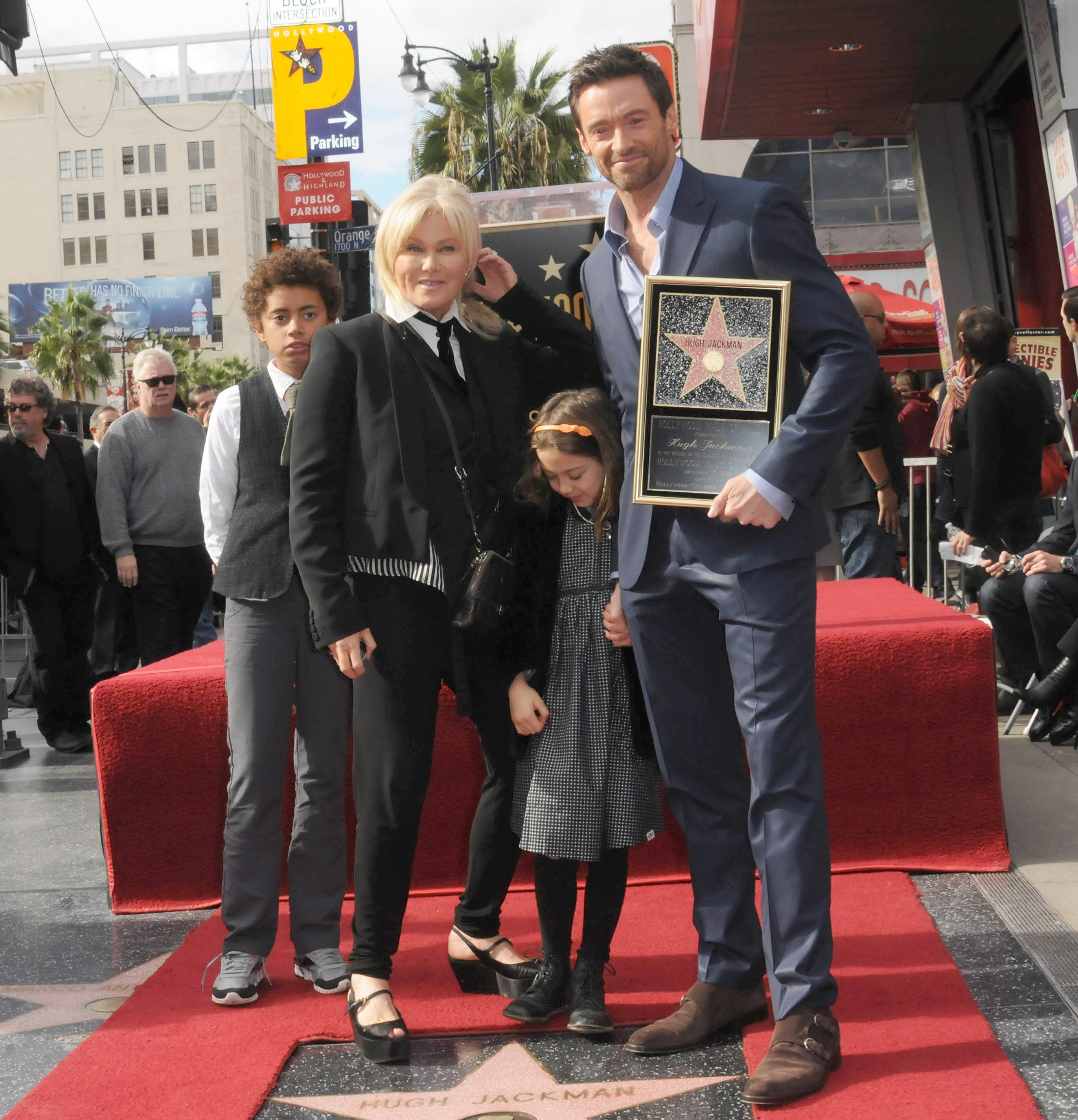 Oscar Maximilian et Ava Eliot Jackman, Deborra-Lee Furness et Hugh Jackman lors de la cérémonie des étoiles de Hugh à Hollywood, 2012 | Source : Getty Images