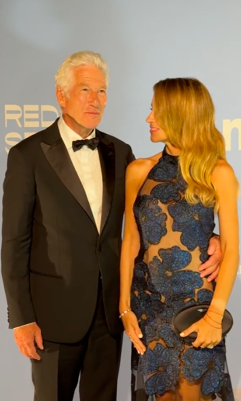 Richard Gere et Alejandra Silva posant pour des photos lors du gala de l'amfAR, posté le 1er septembre 2024 | Source : TikTok/@galafr