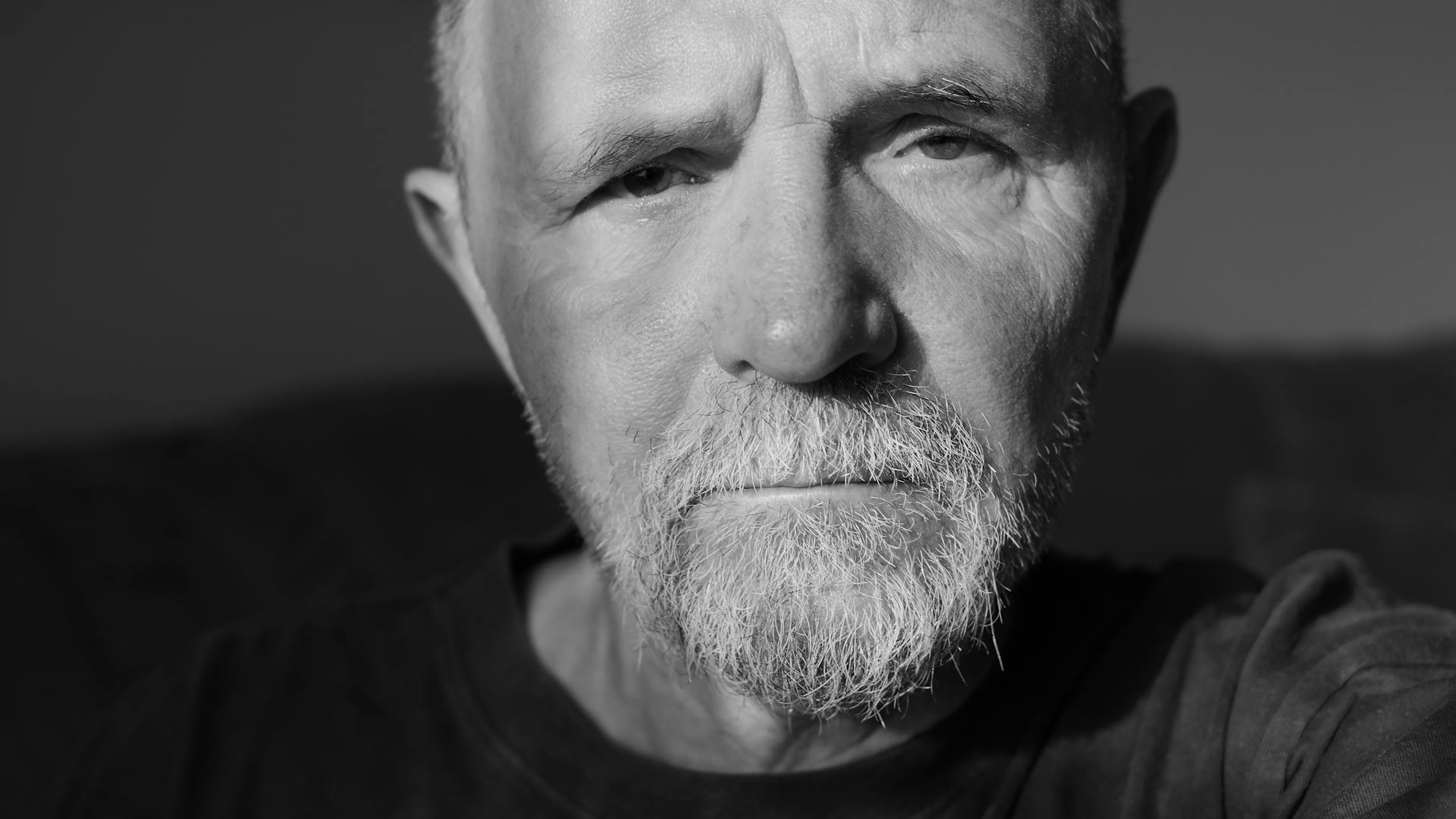 Un homme à l'expression sévère | Source : Pexels